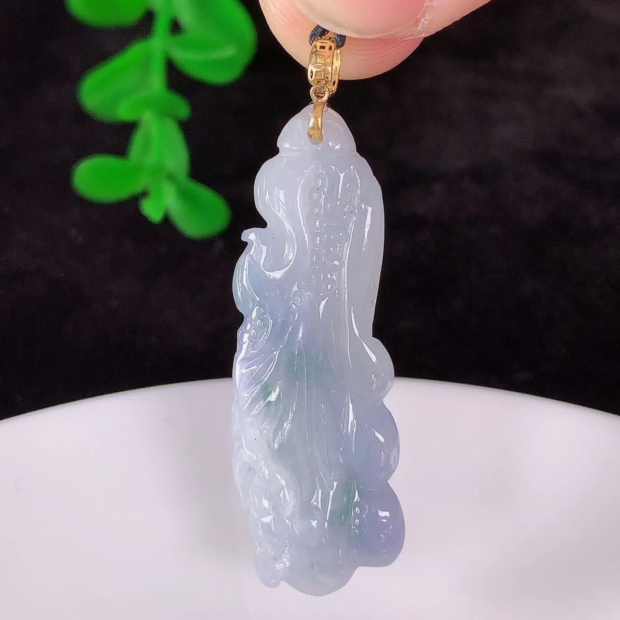 自然光实拍，18K金镶嵌冰润冰糯种春彩翡翠招百财白菜吊坠，百财聚来，财源滚滚，色泽鲜艳，精工水润的白菜，性价比高！#1.12