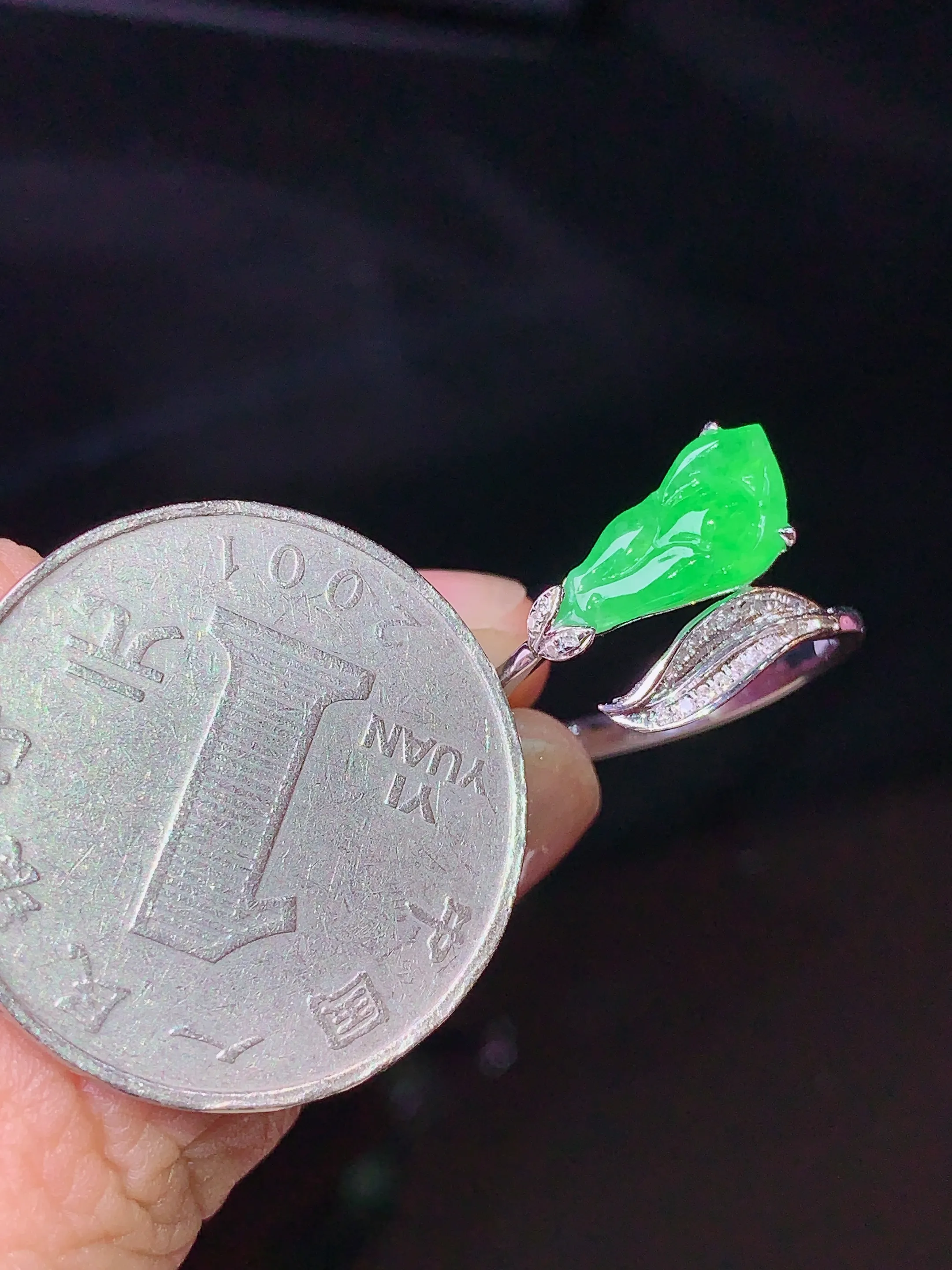 18k金钻镶嵌翠绿花蕾戒指 玉质细腻 水润亮眼  圈口14 裸石尺寸11.2*6*3