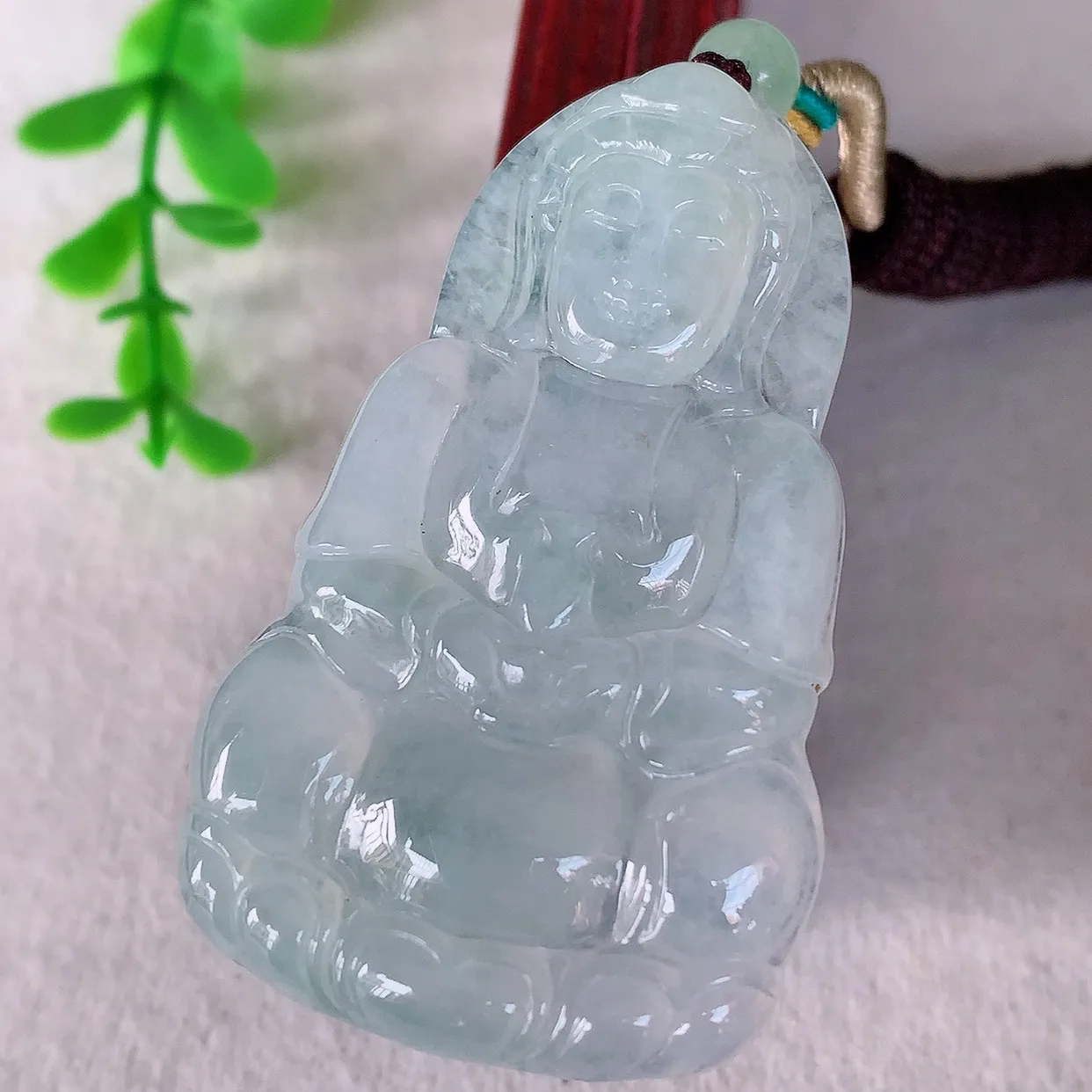 自然光实拍，冰种翡翠观音吊坠，赐福翡翠观音，翠色迷人，观音面相端庄，佩戴时尚出众！#46.12