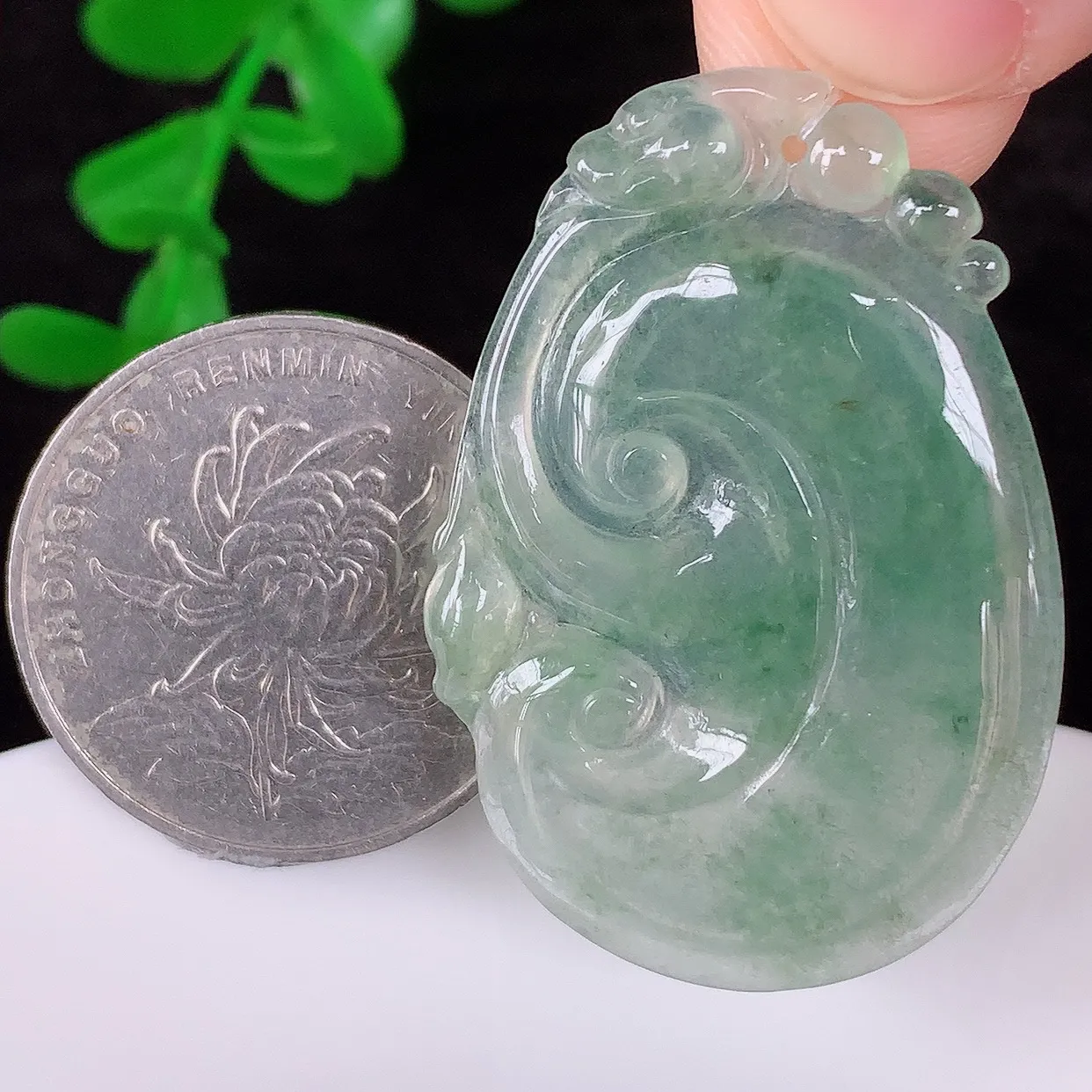 自然光实拍，冰种飘花翡翠如意吊坠，翡翠如意，上身效果非常美，饱满大气，工艺美，万事如意，如意一生 #49.12