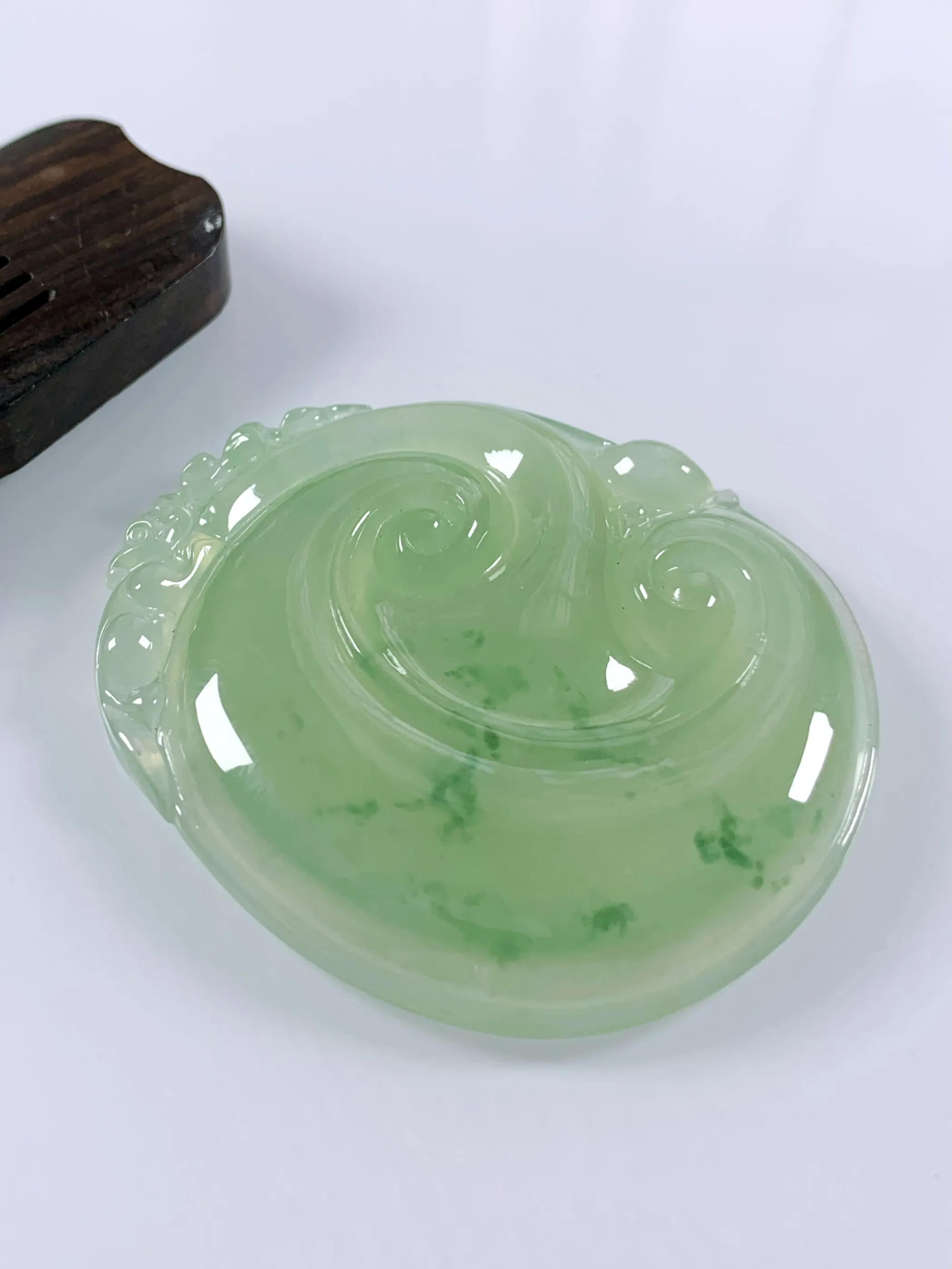 缅甸天然翡翠A货，大件冰种起胶飘绿如意吊坠挂件，尺寸：54.4/47.4/6.5mm