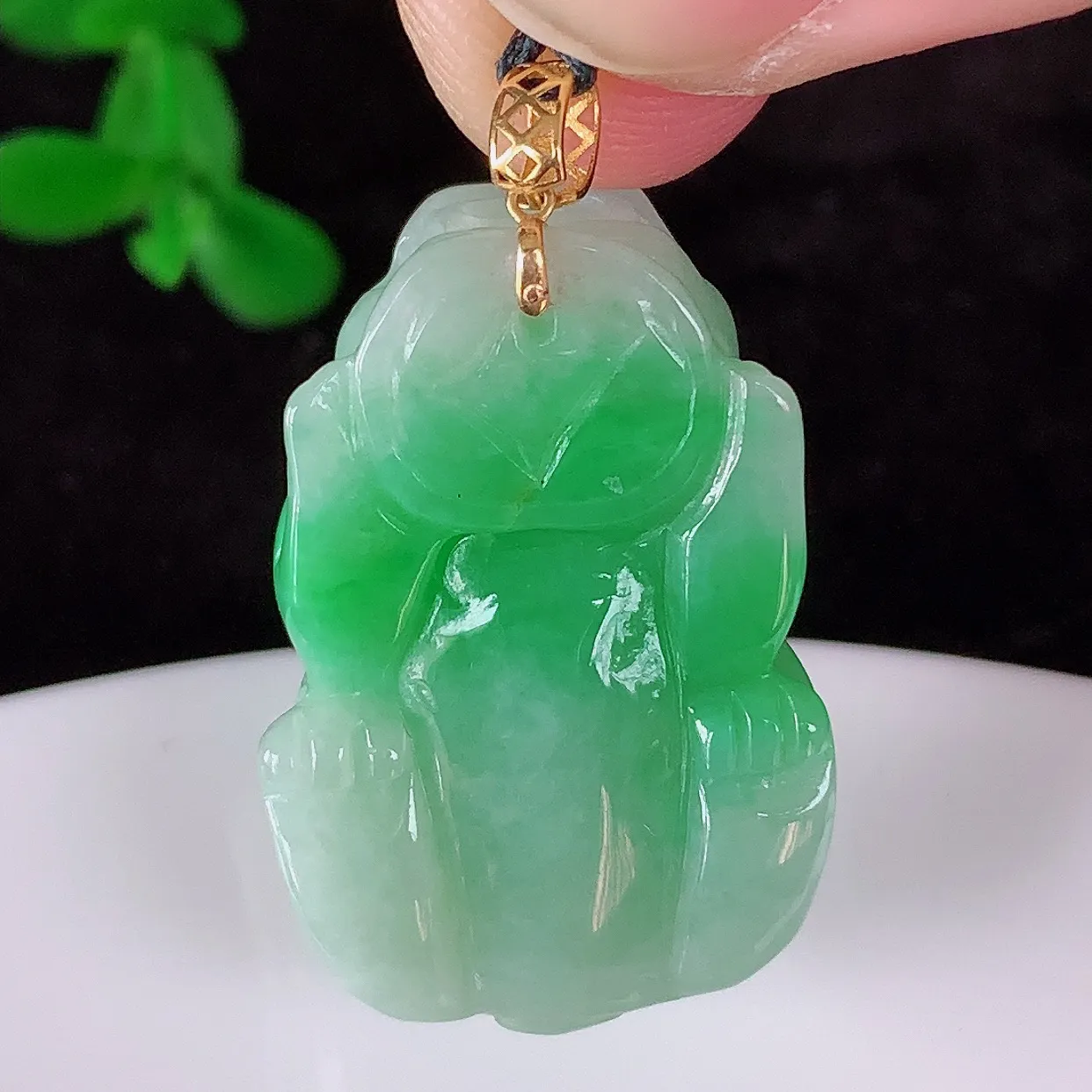 自然光实拍，18K金镶嵌冰润冰糯种飘阳绿翡翠招财貔貅吊坠，民间有“一摸貔貅运程旺盛，再摸貔貅财运滚滚，三摸貔貅平步青云 ”的美好祝愿。#1.12整体30.8*裸石26*17.5*10.5