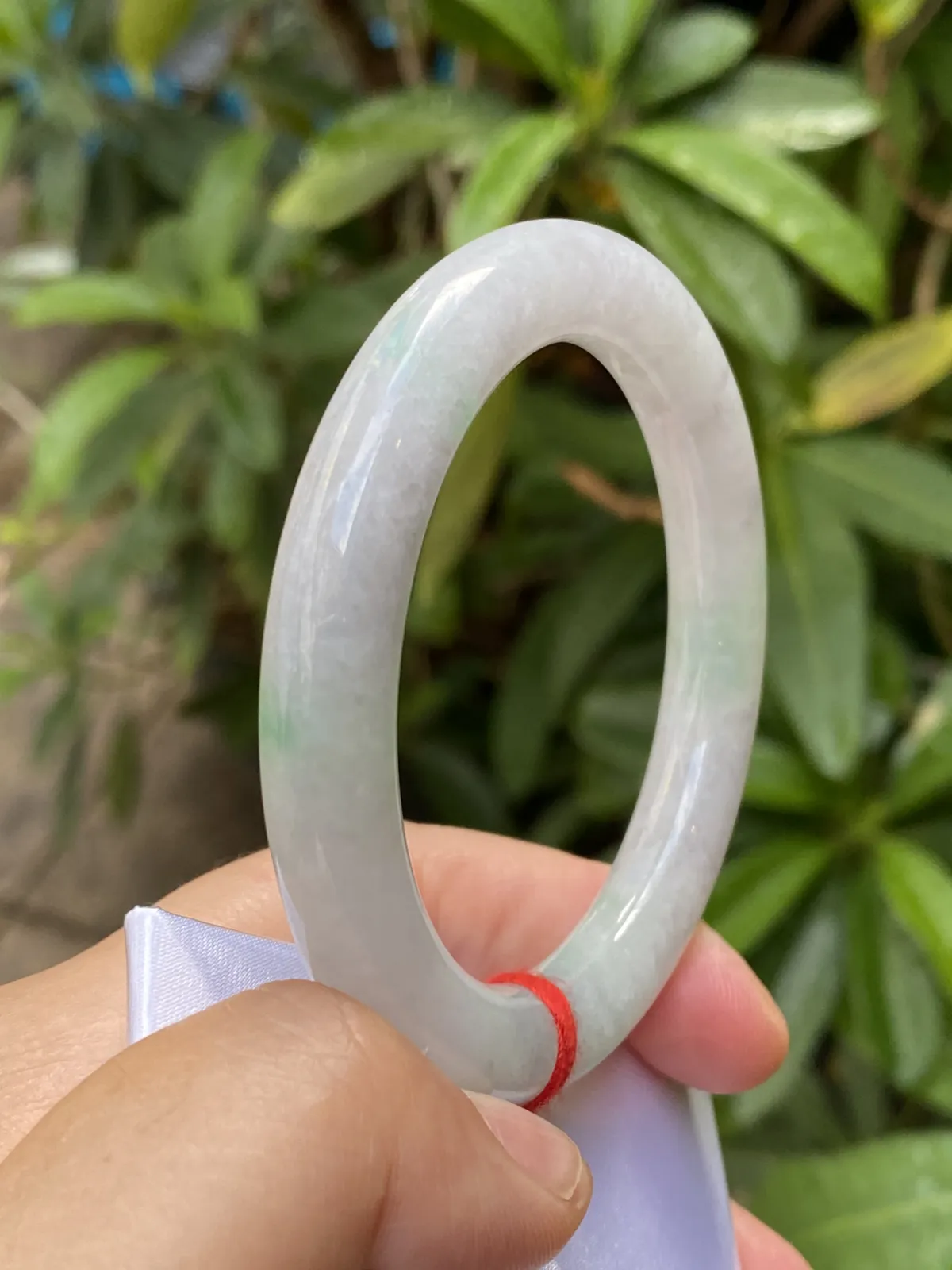 推荐【53.2圈冰🧊飘绿圆条镯】冰糯条无纹裂，飘色阳，水润，晶体颗粒在自然光下或阳光下很透哟，53、54、55圈可戴，53.2*9.2*9.8