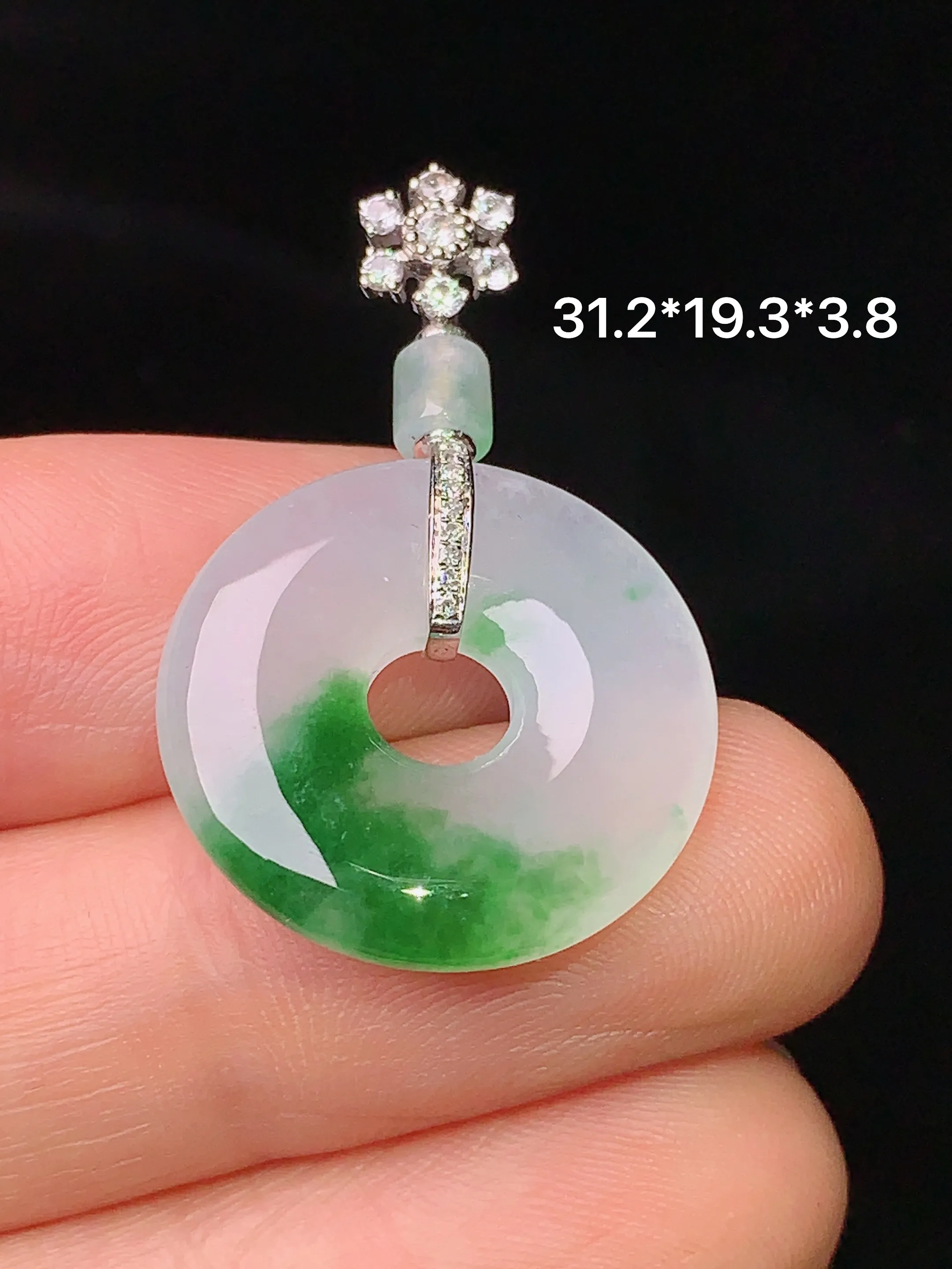 18k金钻镶嵌飘绿平安环吊坠 玉质细腻 水润亮眼  整体尺寸31.2*19.3*3.8