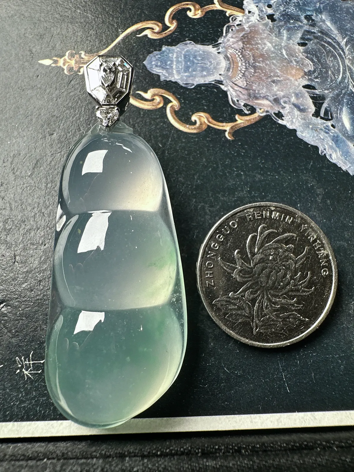 【冰种飘绿大福豆】大尺寸，多子多福，晶莹剔透，冰感十足，通透闪亮。刚性十足，18k金扣头镶嵌，裸石尺寸48.7*21.6*11.1毫米