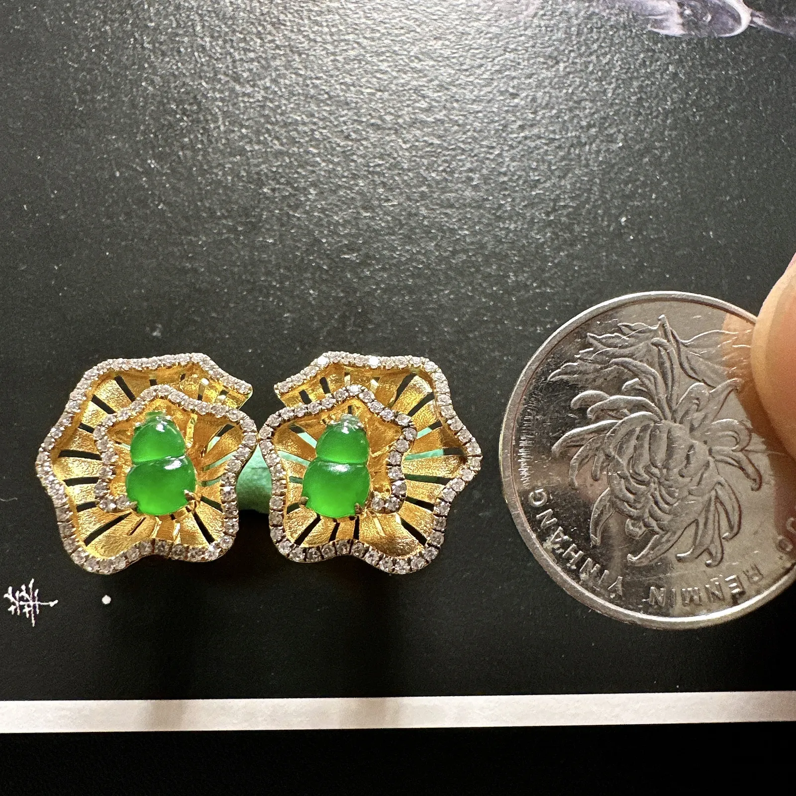 【冰种满绿葫芦耳钉】精品件，种水上乘，阳绿色泽，纯净通透，18k金钻精美镶嵌，裸石尺寸7.6*4.8*2.7毫米