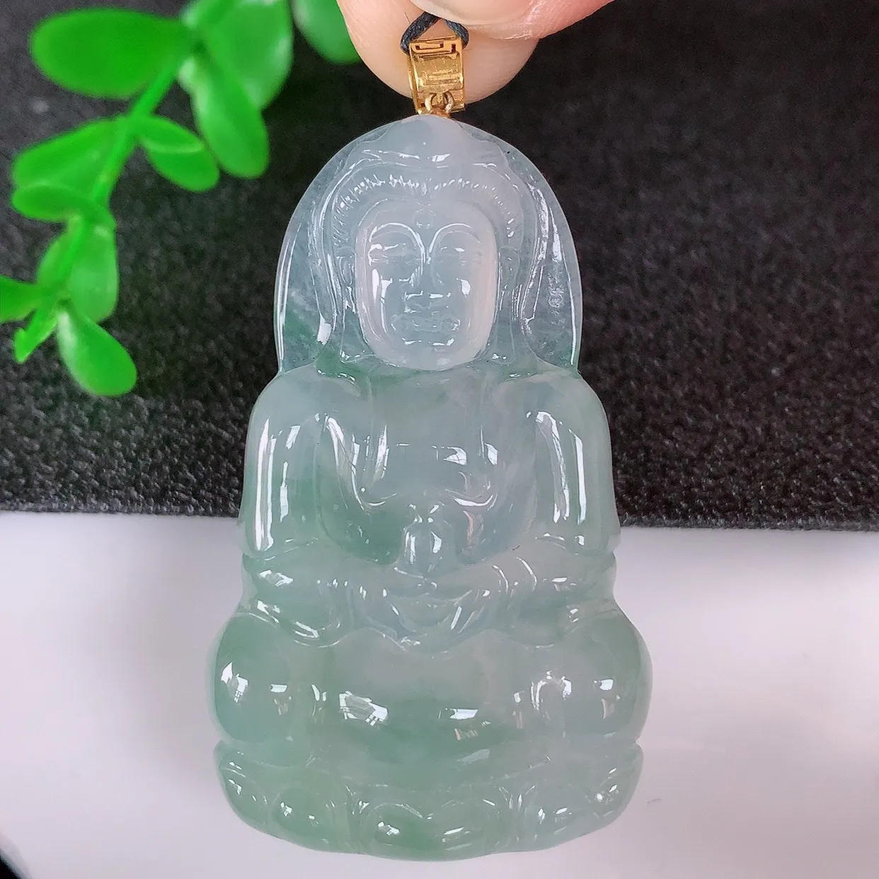自然光实拍，18K金镶嵌冰种飘花翡翠观音吊坠，赐福翡翠观音，翠色迷人，观音面相端庄，佩戴时尚出众！#1.12整体49.5*裸石43.5*26.5*5.8