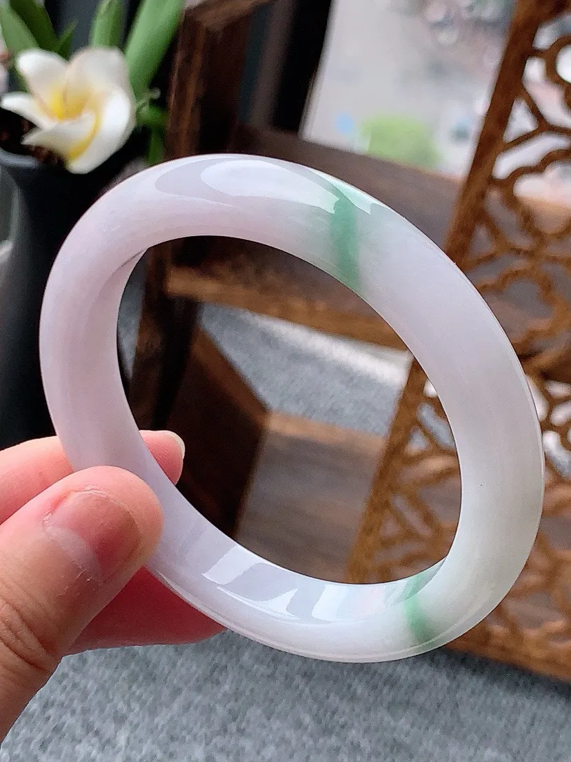 a货翡翠老坑春彩淡紫罗兰飘绿正装正圈手镯55-56圈口  尺寸55.8×10.5×8mm 重量50.