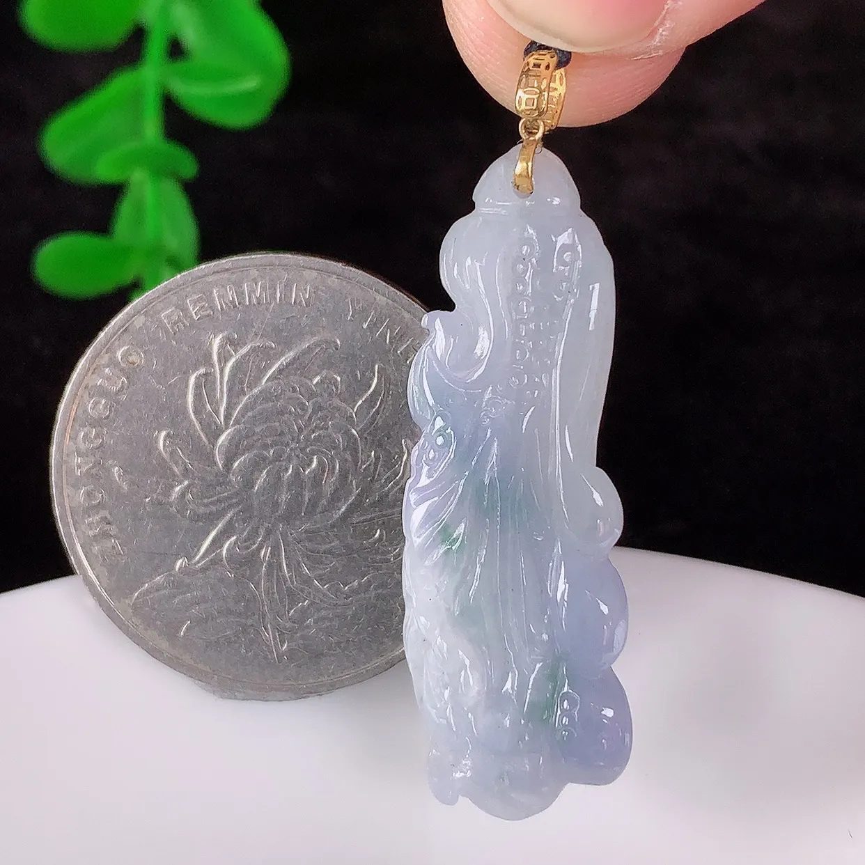自然光实拍，18K金镶嵌冰润冰糯种春彩翡翠招百财白菜吊坠，百财聚来，财源滚滚，色泽鲜艳，精工水润的白菜，性价比高！#1.12