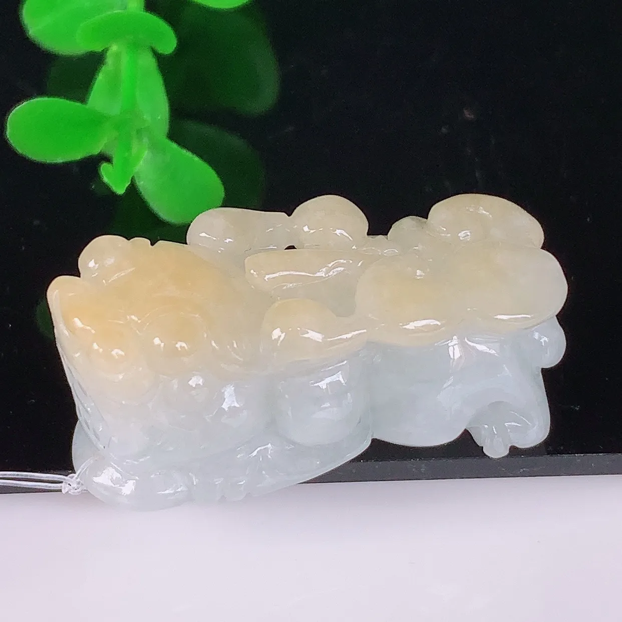 自然光实拍，冰润冰糯种黄翡翡翠招财貔貅吊坠，民间有“一摸貔貅运程旺盛，再摸貔貅财运滚滚，三摸貔貅平步青云 ”的美好祝愿。#49.12