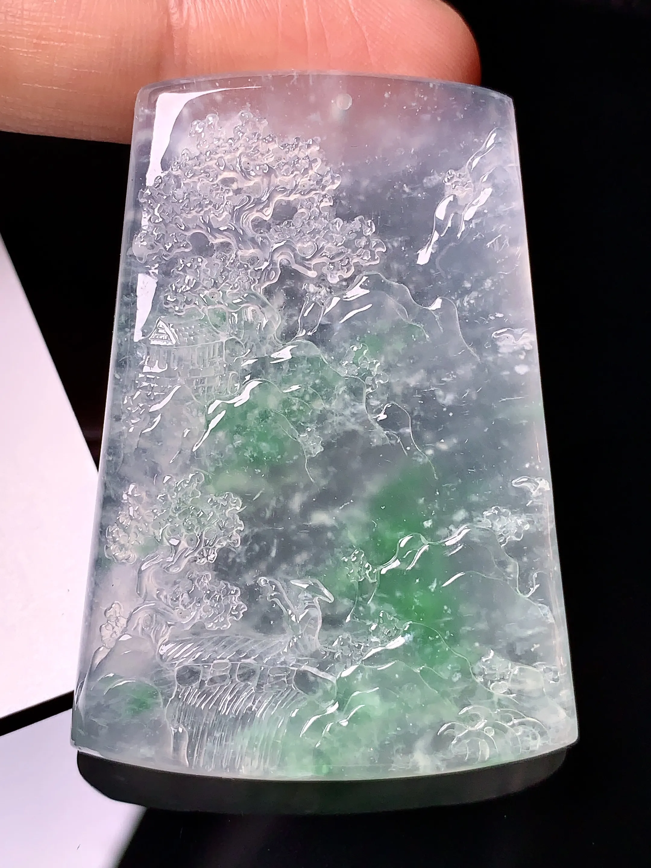 冰种飘绿山水牌子吊坠 玉质细腻 水润亮眼  整体尺寸49.3*35.1*6