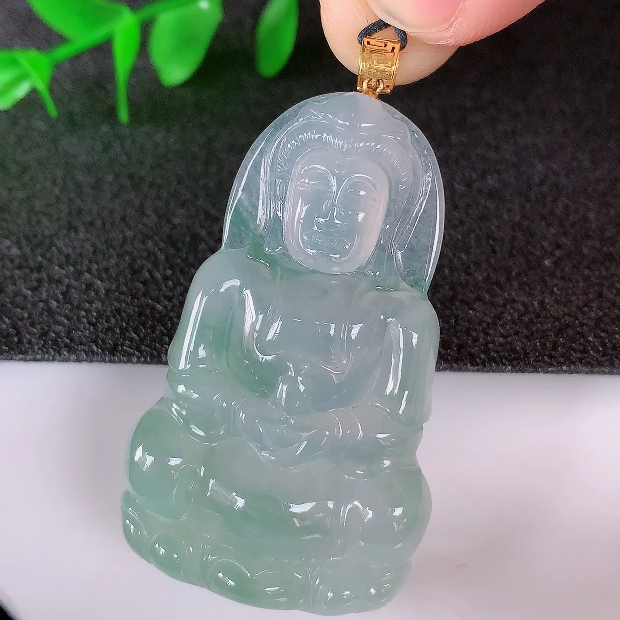 自然光实拍，18K金镶嵌冰种飘花翡翠观音吊坠，赐福翡翠观音，翠色迷人，观音面相端庄，佩戴时尚出众！#1.12整体49.5*裸石43.5*26.5*5.8