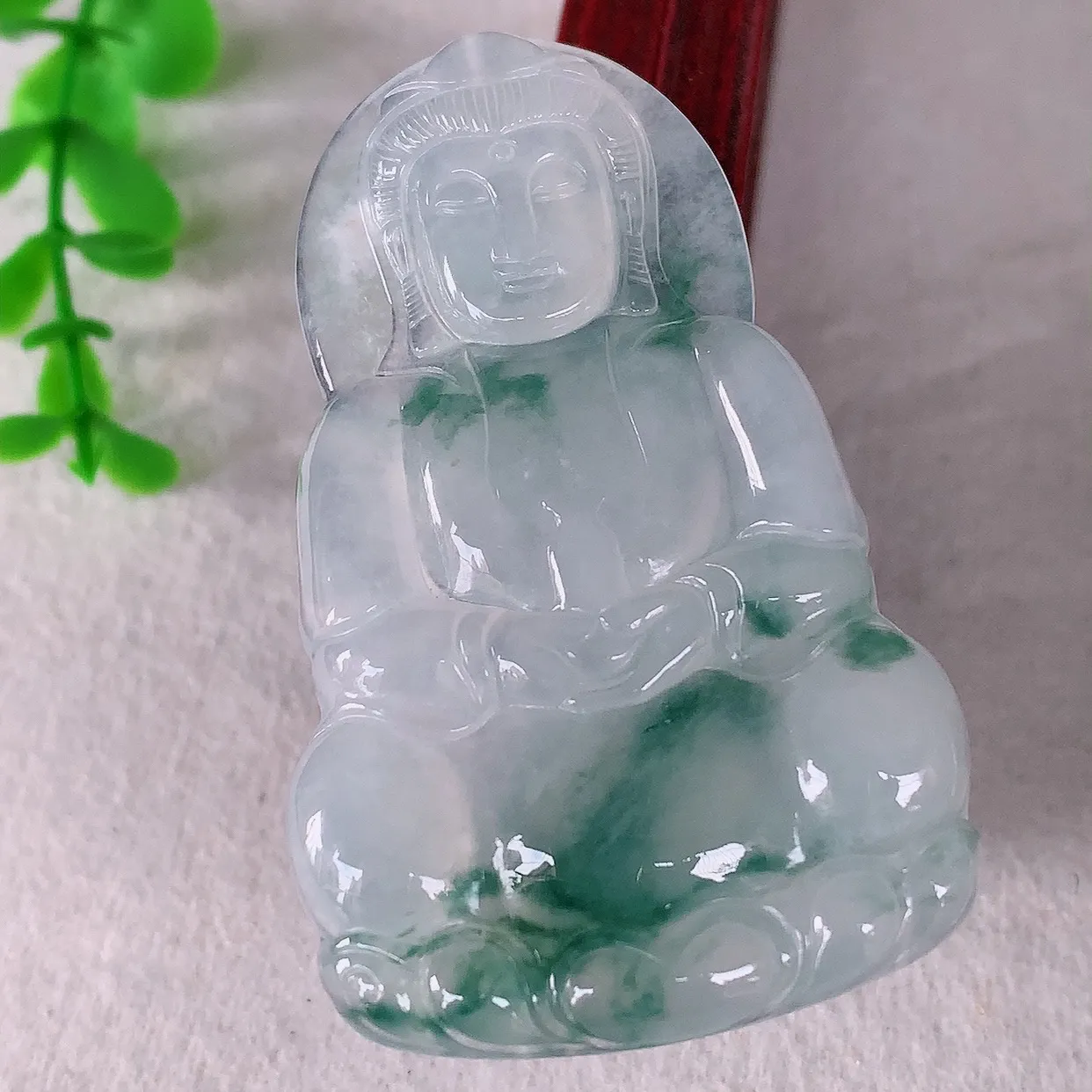自然光实拍，大件冰种飘花翡翠观音吊坠，赐福翡翠观音，翠色迷人，观音面相端庄，佩戴时尚出众！#00.12