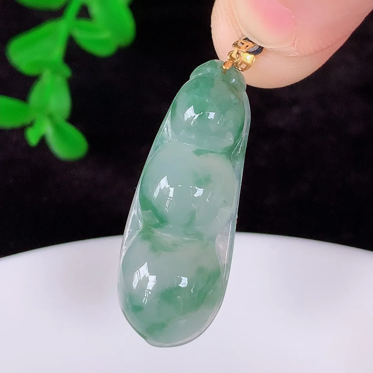 自然光实拍，18K金镶嵌冰种飘花翡翠四季豆吊坠，平安豆福豆玉坠，冰润通透，豆粒饱满，寓意：豆蔻年华！#49.12