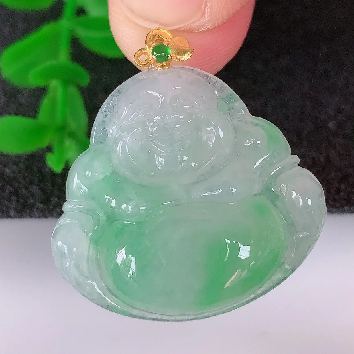自然光实拍，18K金镶嵌冰种飘绿翡翠佛公吊坠，冰透饱满， 佛公亦保平安，寓意有福（佛公）相伴，品相佳，配戴优雅迷人！#00.12整体26.6*裸石22.5*25.5*5