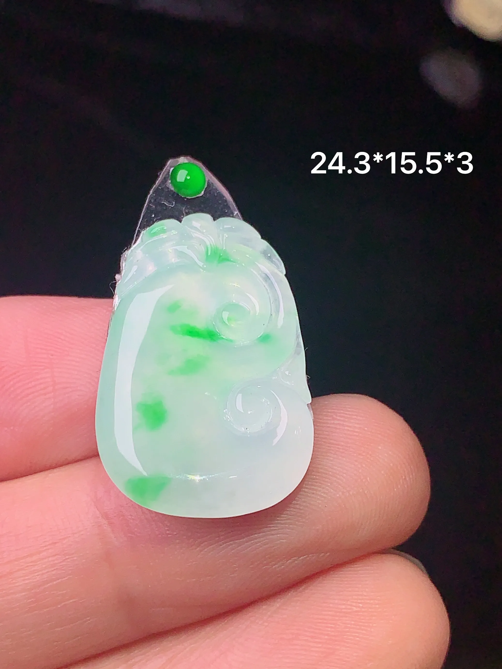 镶嵌款 飘绿如意吊坠 玉质细腻 水润亮眼  整体尺寸24.3*15.5*3