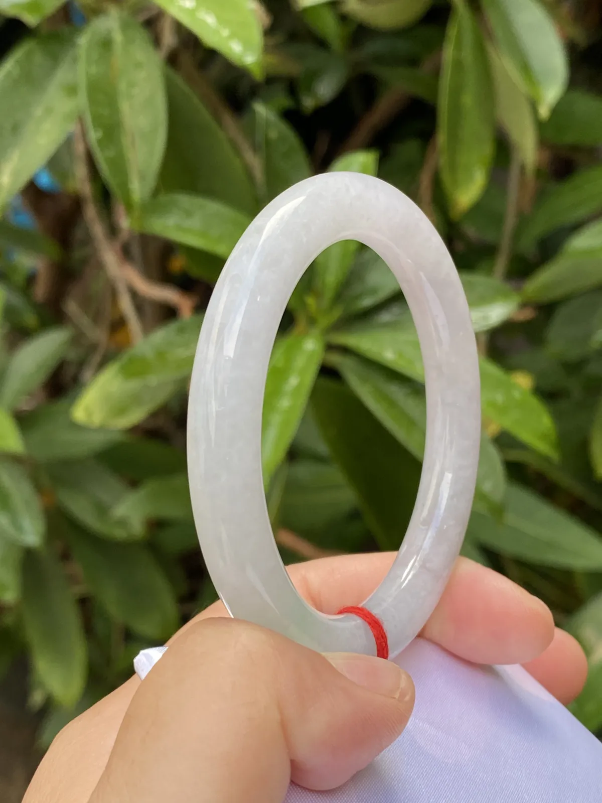 推荐【53.8圈冰🧊飘绿圆条镯】飘绿冰糯条，无纹裂，水润，晶体颗粒自然光下或阳光下很透哟，53、54、55圈可戴，超值～～