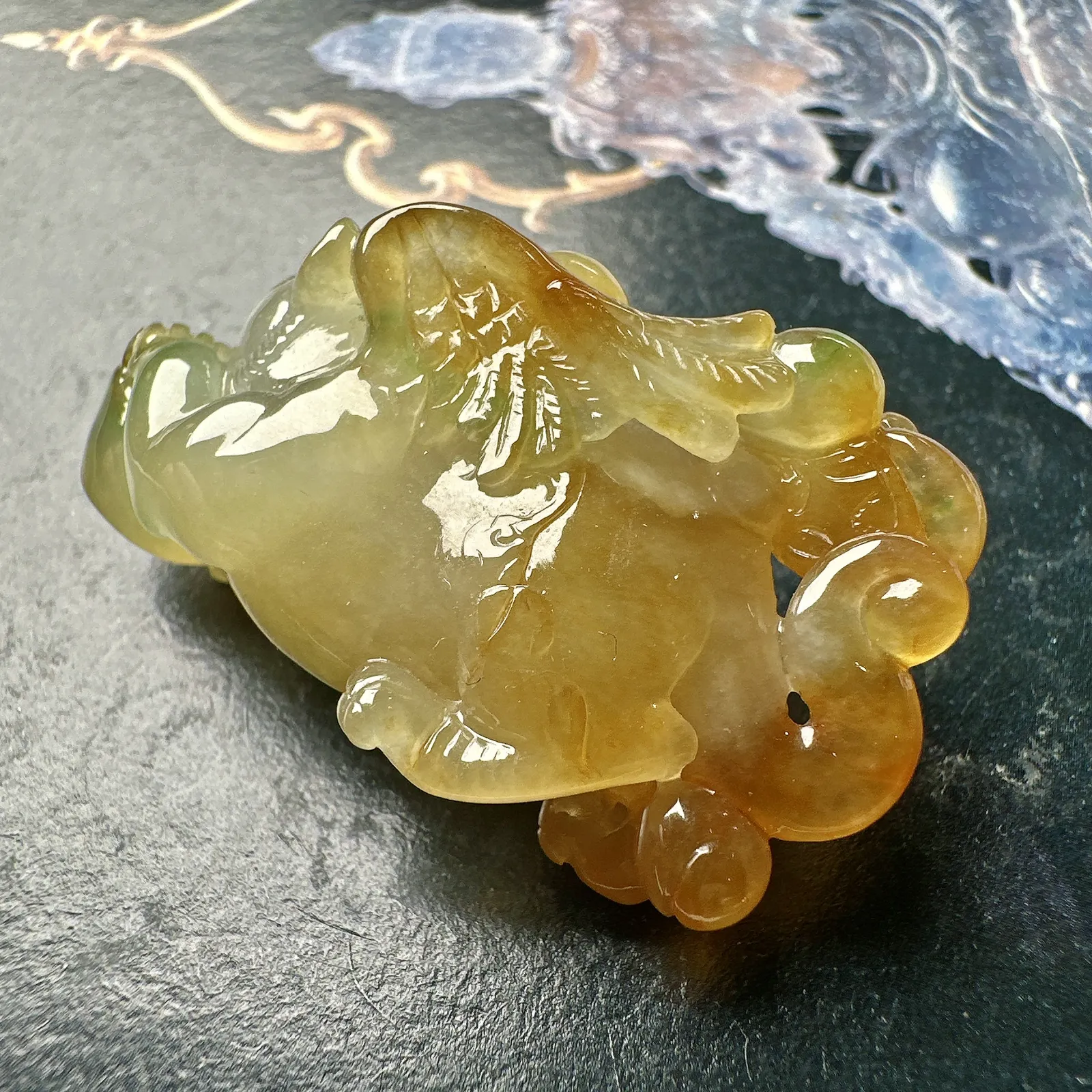 【冰种黄翡飞天豹】一夜暴富，质地冰润细腻，胶感明显，雕工也属精细生动，纯净通透