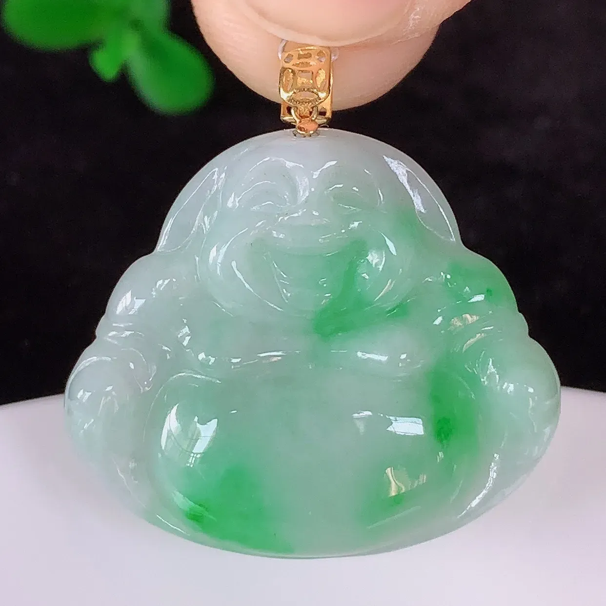 自然光实拍，18K金镶嵌冰糯种飘阳绿翡翠佛公吊坠，冰透饱满， 佛公亦保平安，寓意有福（佛公）相伴，品相佳，配戴优雅迷人！#35.12