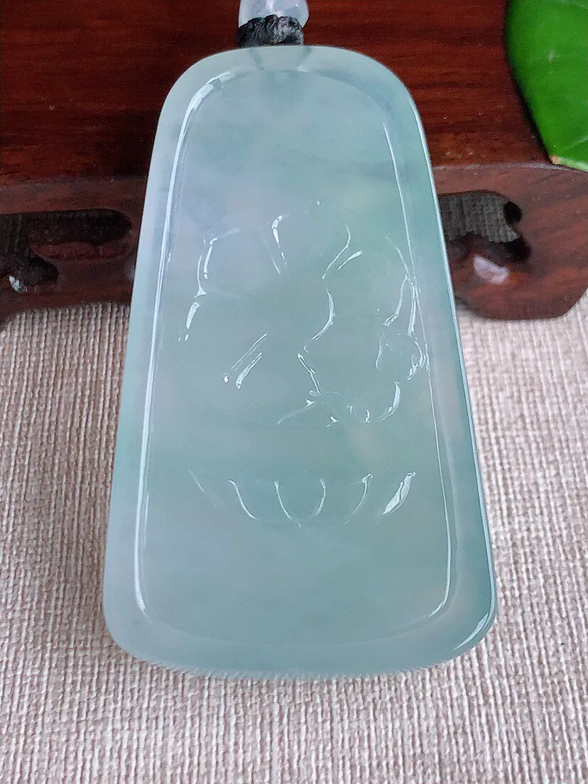 a货翡翠老坑冰种晴水大势至菩萨吊坠 尺寸65×37.7×10.6mm 重量56.40g 0613
