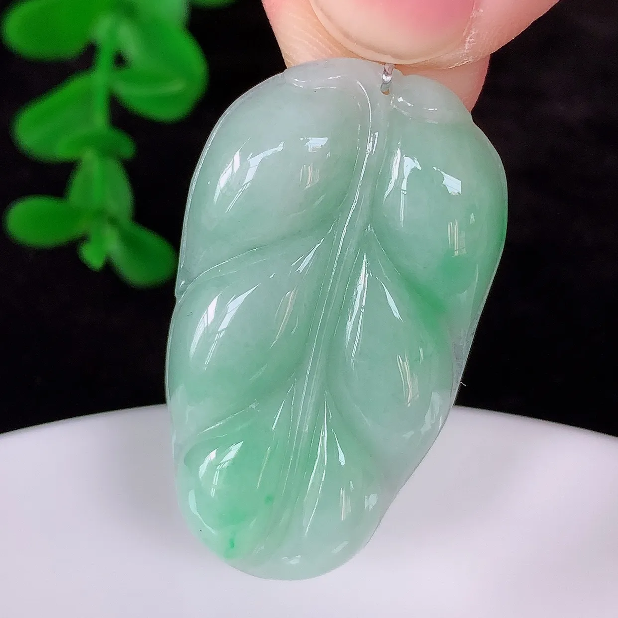 自然光实拍，冰润冰糯种飘绿翡翠事业有成叶子吊坠，莹润且起胶，叶子清秀优雅，佩戴大业有成！#35.12