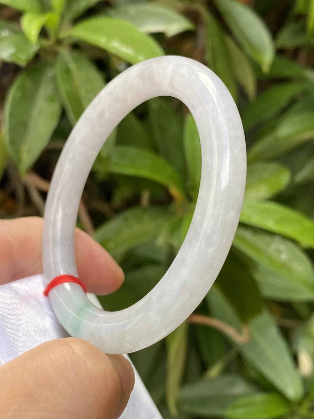 推荐【53.8圈冰🧊飘绿圆条镯】飘绿冰糯条，无纹裂，水润，晶体颗粒自然光下或阳光下很透哟，53、54、55圈可戴，超值～～