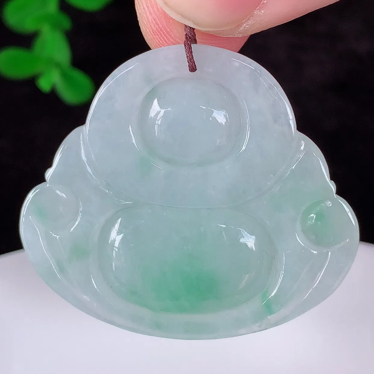 自然光实拍，冰润冰糯种飘绿翡翠佛公吊坠，饱满， 佛公亦保平安，寓意有福（佛公）相伴，配戴优雅迷人！#57.12