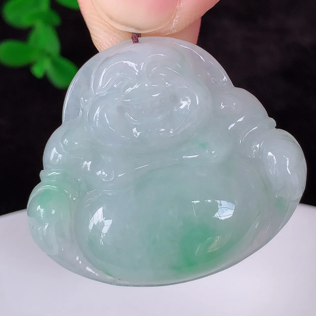 自然光实拍，冰润冰糯种飘绿翡翠佛公吊坠，饱满， 佛公亦保平安，寓意有福（佛公）相伴，配戴优雅迷人！#57.12