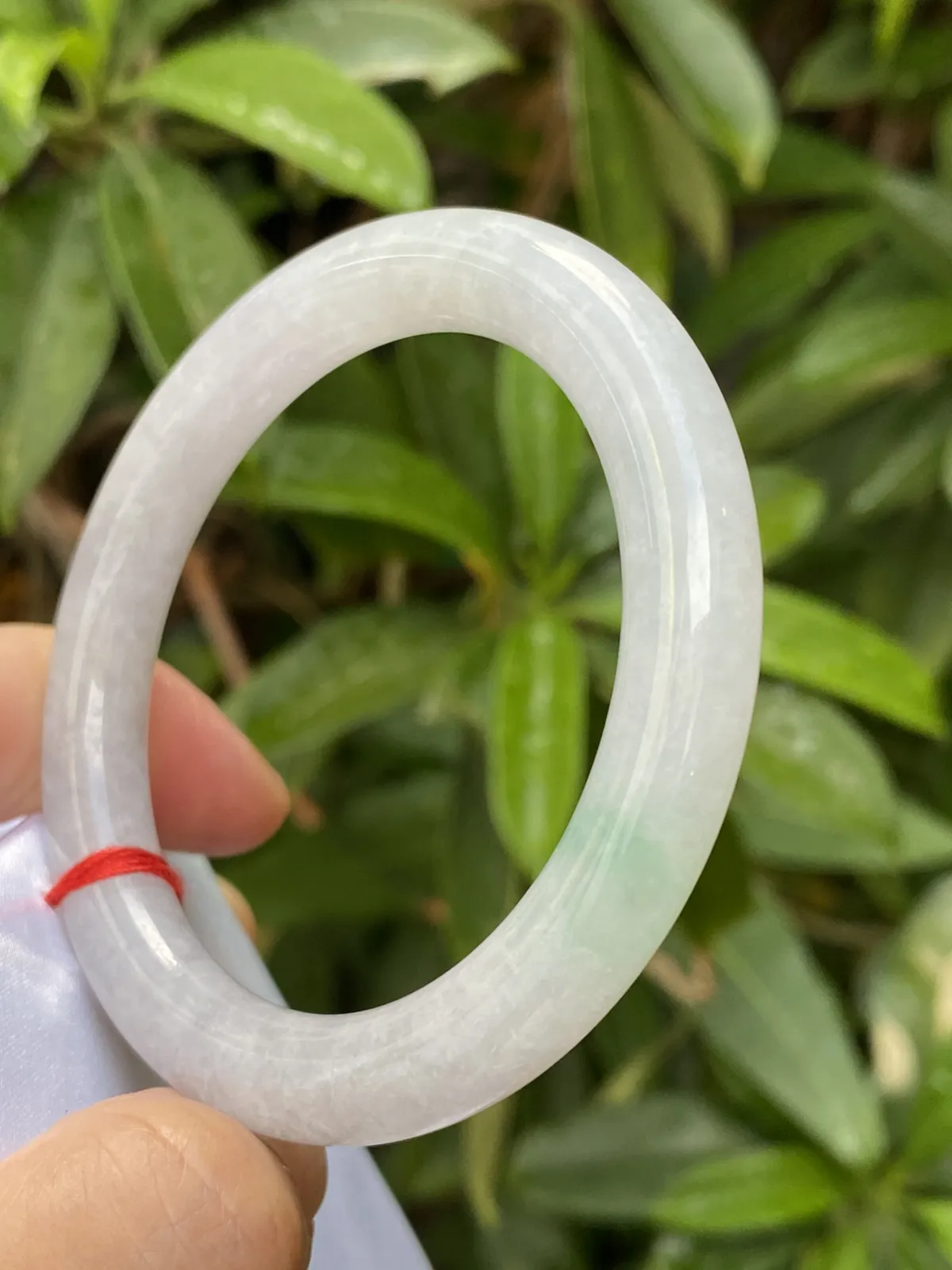 推荐【53.8圈冰🧊飘绿圆条镯】飘绿冰糯条，无纹裂，水润，晶体颗粒自然光下或阳光下很透哟，53、54、55圈可戴，超值～～