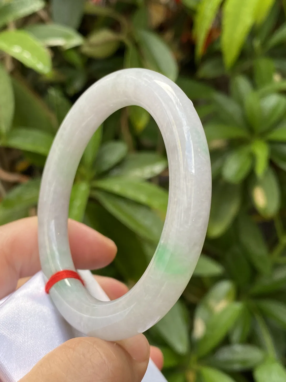 推荐【53.2圈冰🧊飘绿圆条镯】冰糯条无纹裂，飘色阳，水润，晶体颗粒在自然光下或阳光下很透哟，53、54、55圈可戴，53.2*9.2*9.8