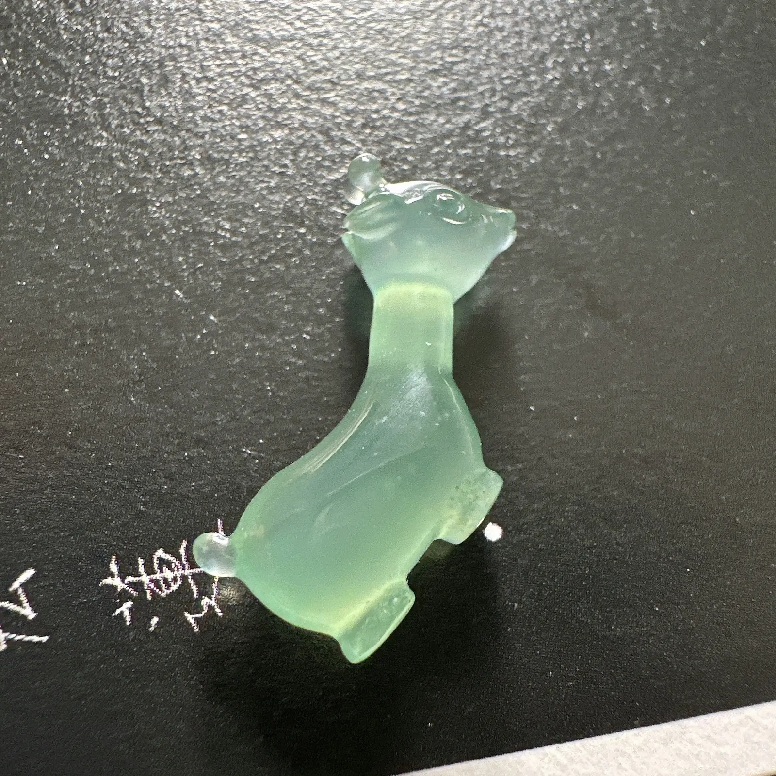 【冰种晴底长颈鹿】质地细腻，冰度很足，饱满度很好