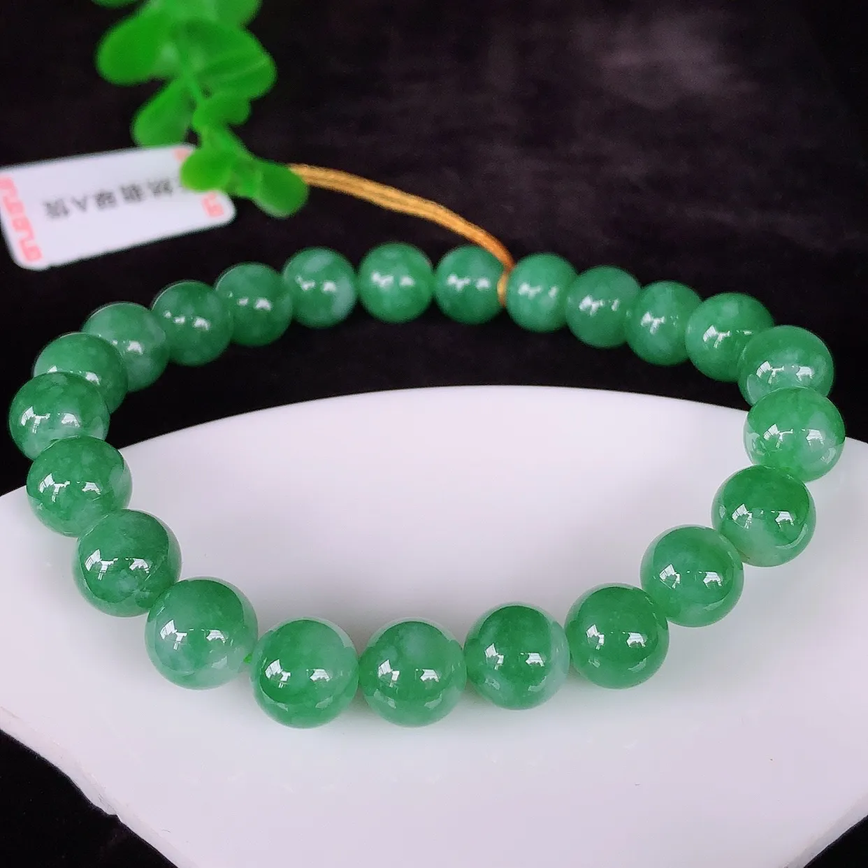 自然光实拍，冰润冰糯种飘绿圆珠翡翠手串手链，种老水足，冰清玉润  颜色漂亮  #473.1取一尺寸8.2mm