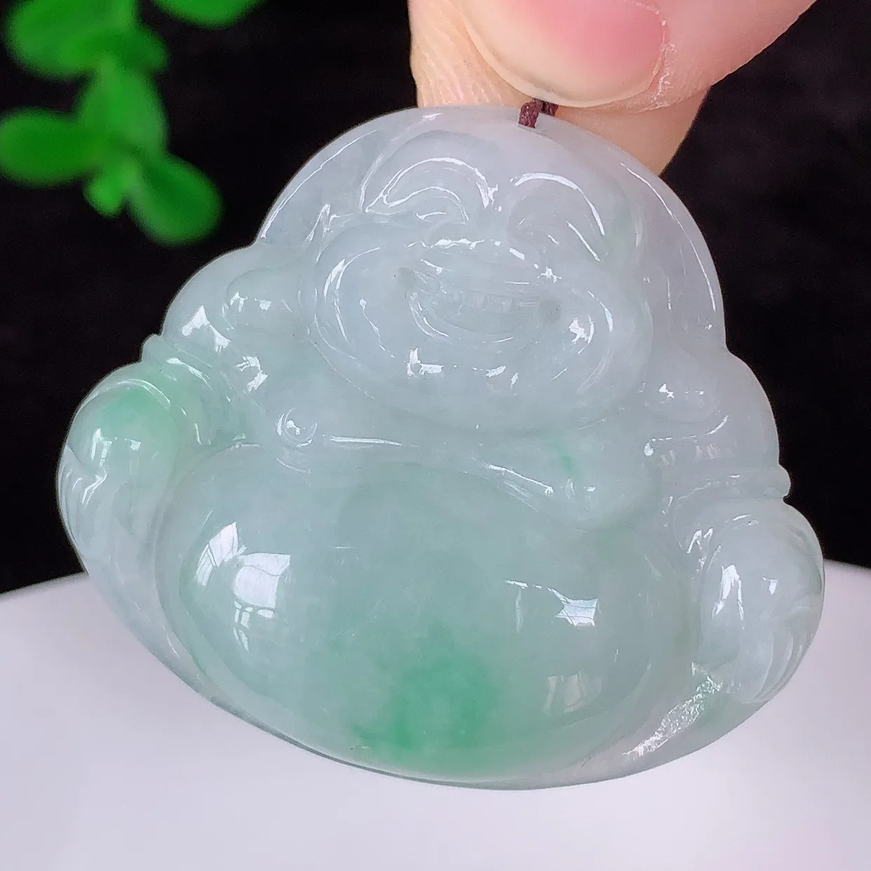 自然光实拍，冰润冰糯种飘绿翡翠佛公吊坠，饱满， 佛公亦保平安，寓意有福（佛公）相伴，配戴优雅迷人！#
