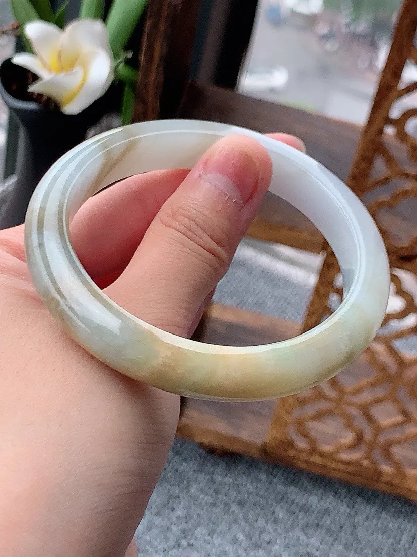 a货翡翠飘黄翡正装正圈手镯58-59圈口  尺寸58.4×10.2×8.6mm 重量53.89g 0613