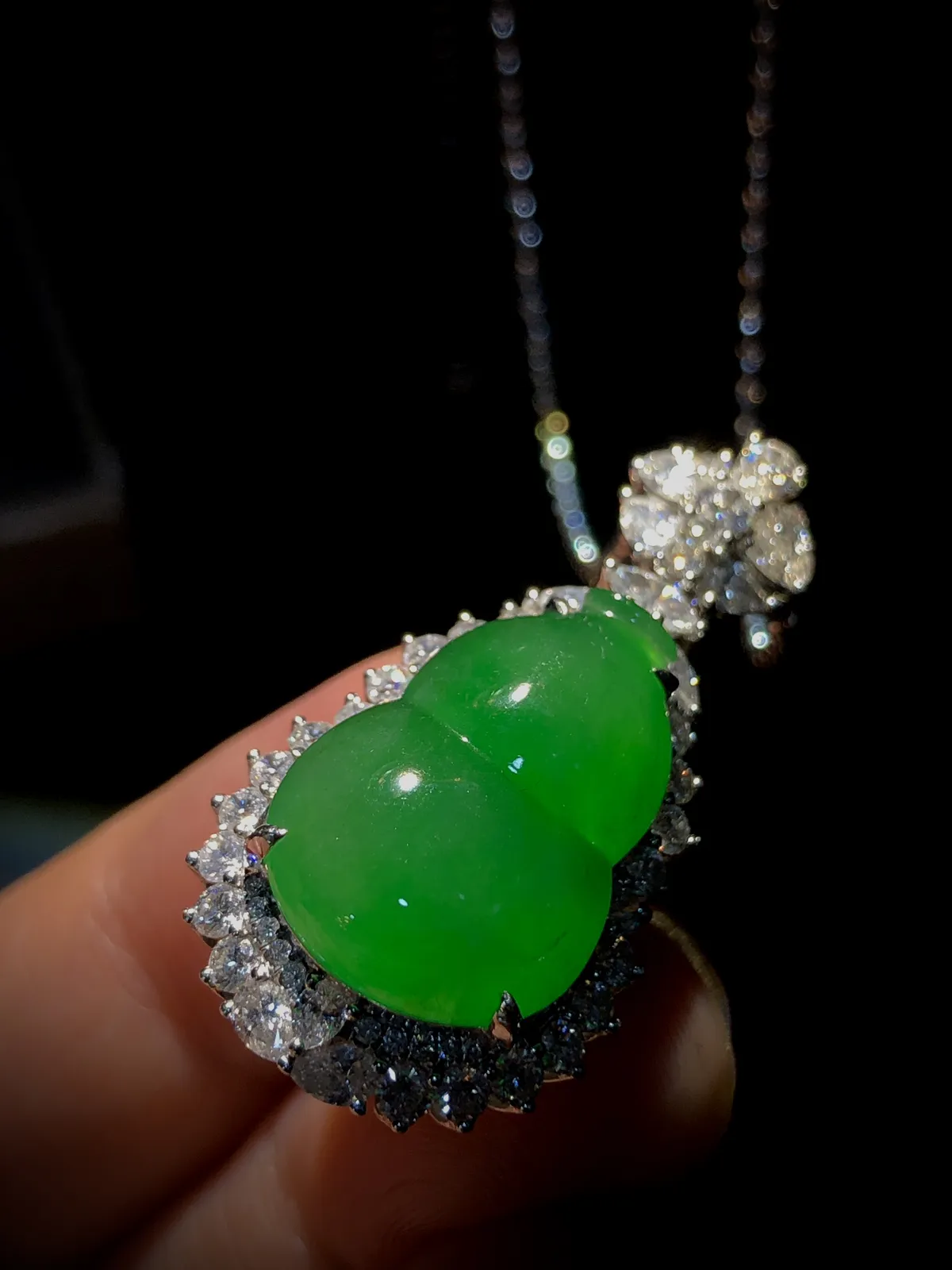 【福禄·葫芦】，裸石20-14-4mm，
整体36.5-19-12.6mm，
18K金，南非钻，价不含链