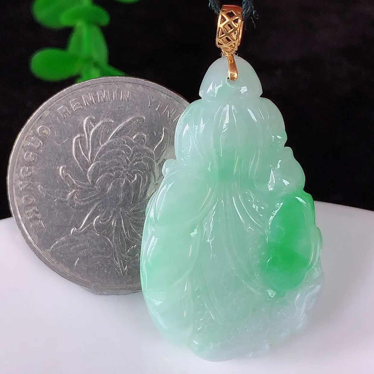 自然光实拍，18K金镶嵌冰润冰糯种飘阳绿翡翠招百财白菜吊坠，百财聚来，财源滚滚，色泽鲜艳，精工水润的白菜，性价比高！#1.12