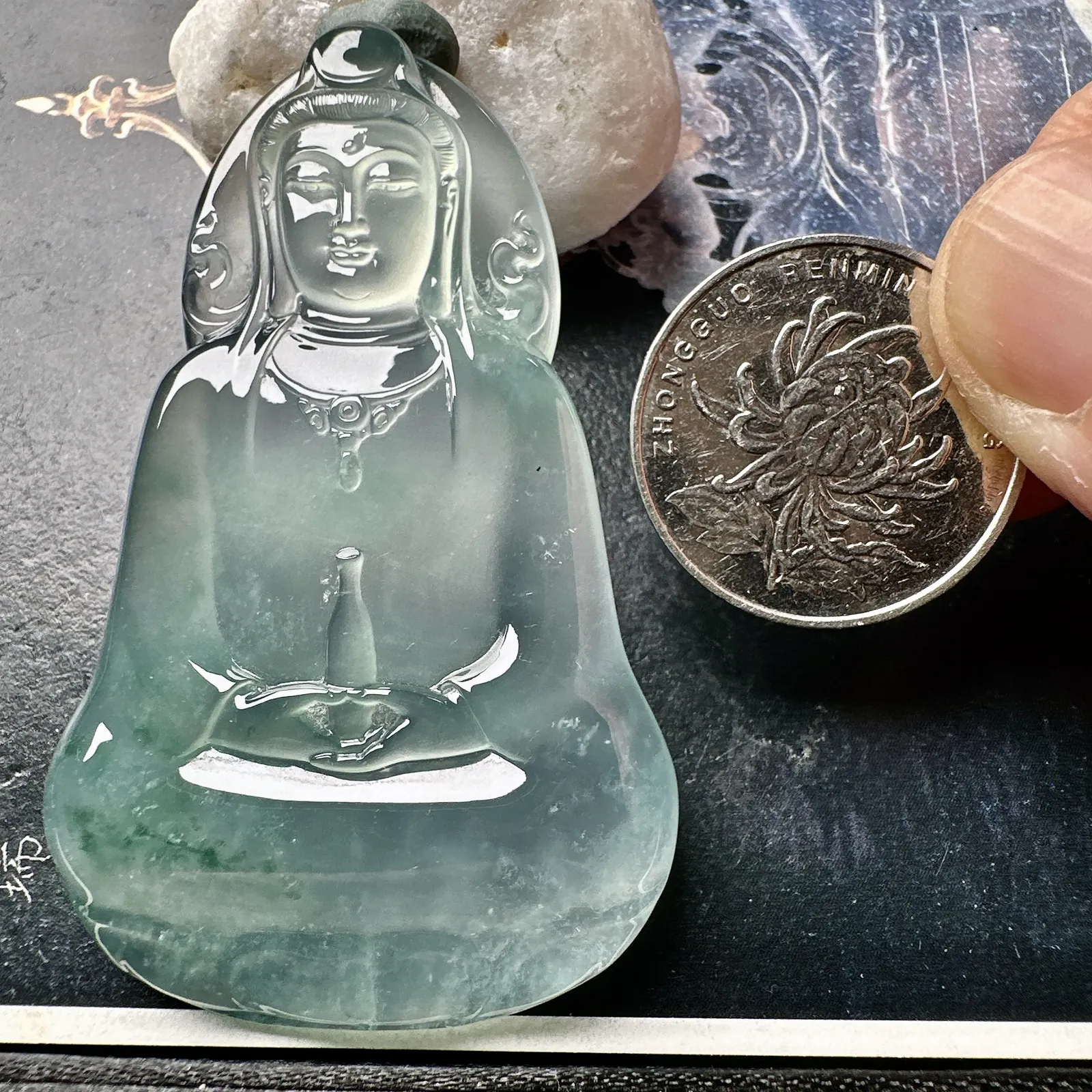 【冰种飘花素衣观音】质地细腻，通透度上佳，冰感十足，适合佩戴。