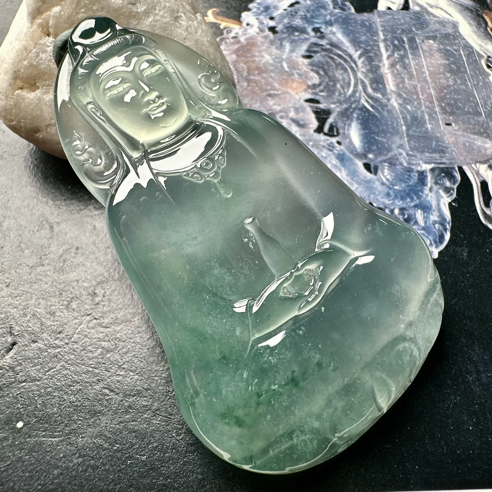 【冰种飘花素衣观音】质地细腻，通透度上佳，冰感十足，适合佩戴。