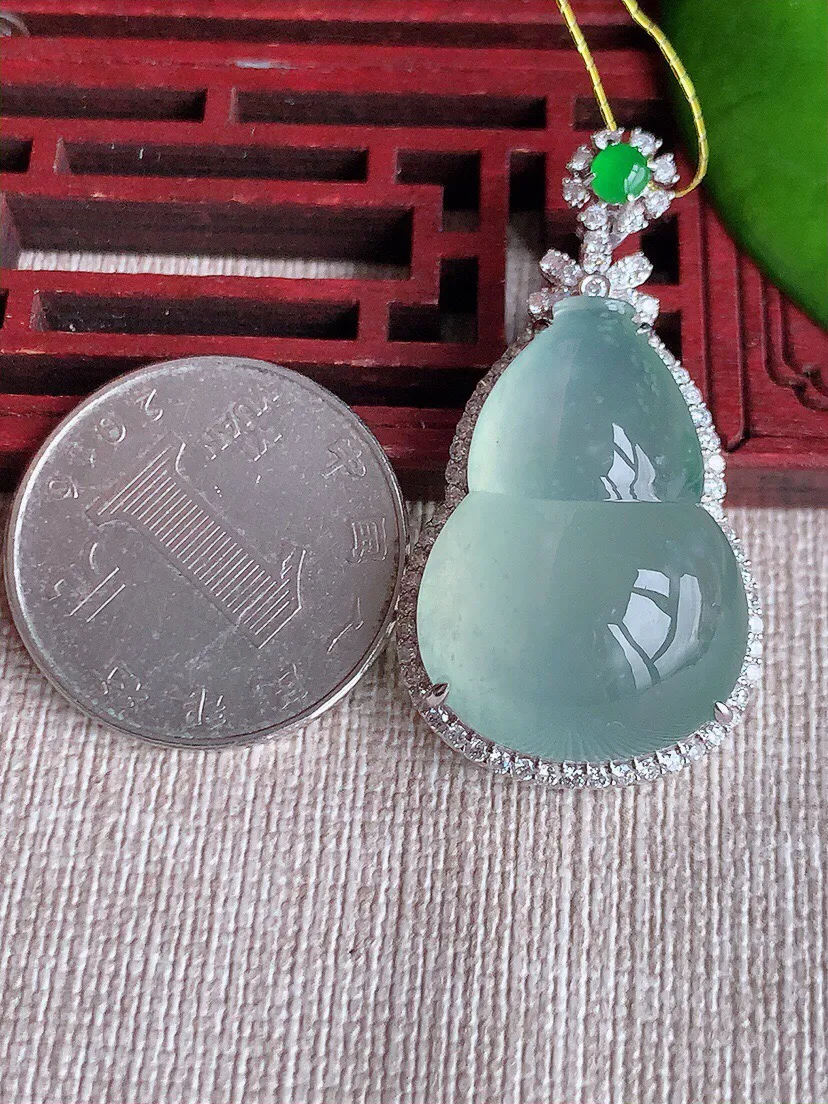 a货翡翠老坑冰种18K金伴钻镶嵌晴水飘花葫芦吊坠 尺寸40.8×21.6×13裸石27×19mm 重量11.96g 0614