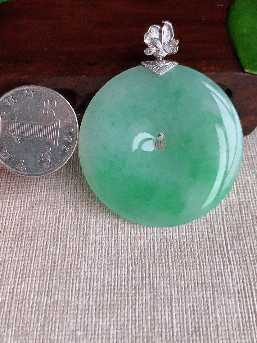 a货翡翠老坑冰种18K金伴钻镶嵌飘绿大平安扣吊坠 尺寸54×43.7×5mm 重量22.60g 0614