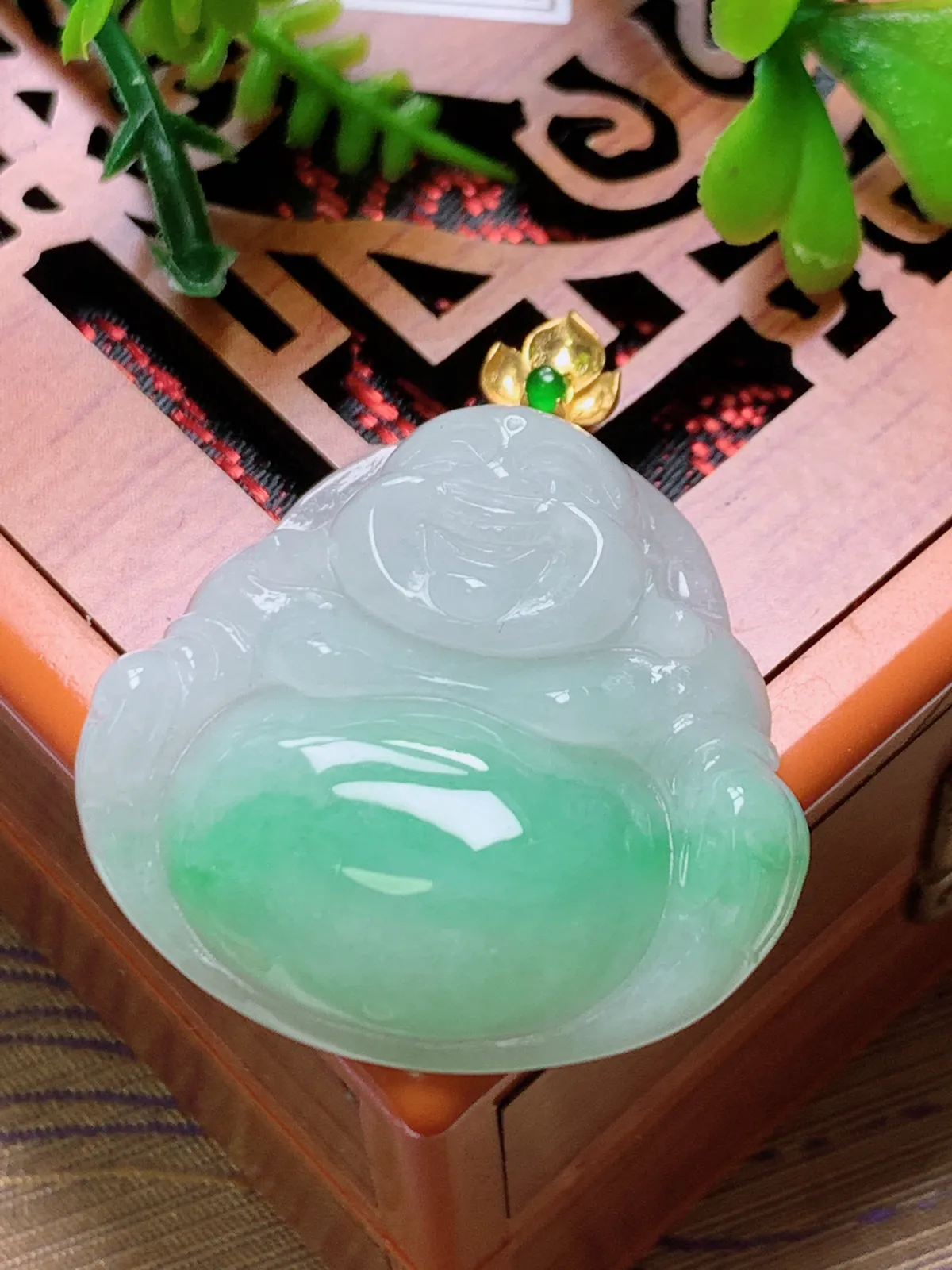 精品推荐，缅甸天然A货翡翠，18K金扣镶嵌飘绿佛公吊坠，种水好，颜色鲜艳，玉质水润细腻，工艺精湛，佩戴效果更佳。
