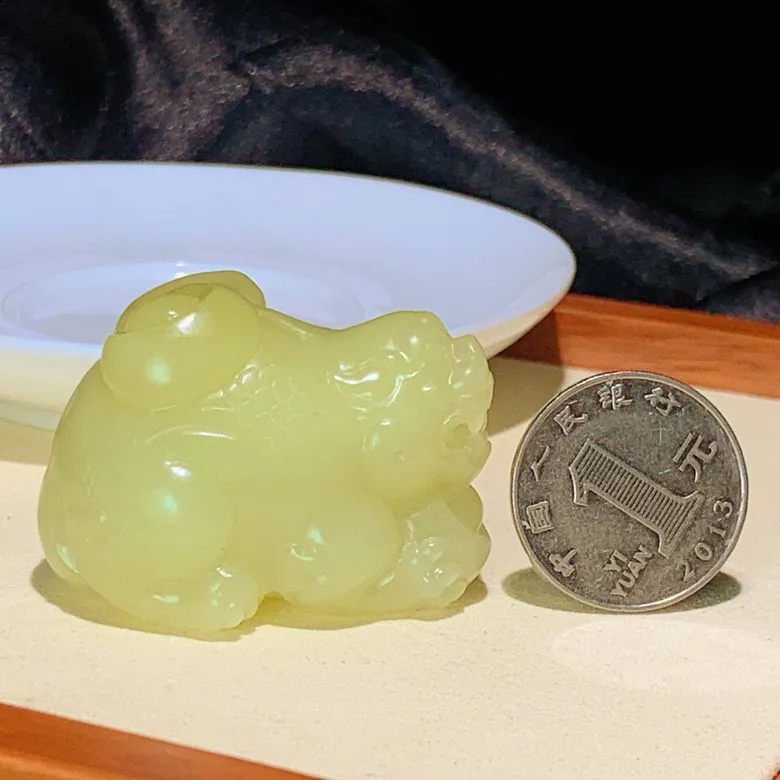新疆若羌黄口料招财进宝貔貅挂件。尺寸46.8/33.0/31.9重71.5克。玉质细腻油润 脂粉好，品质好lt250613