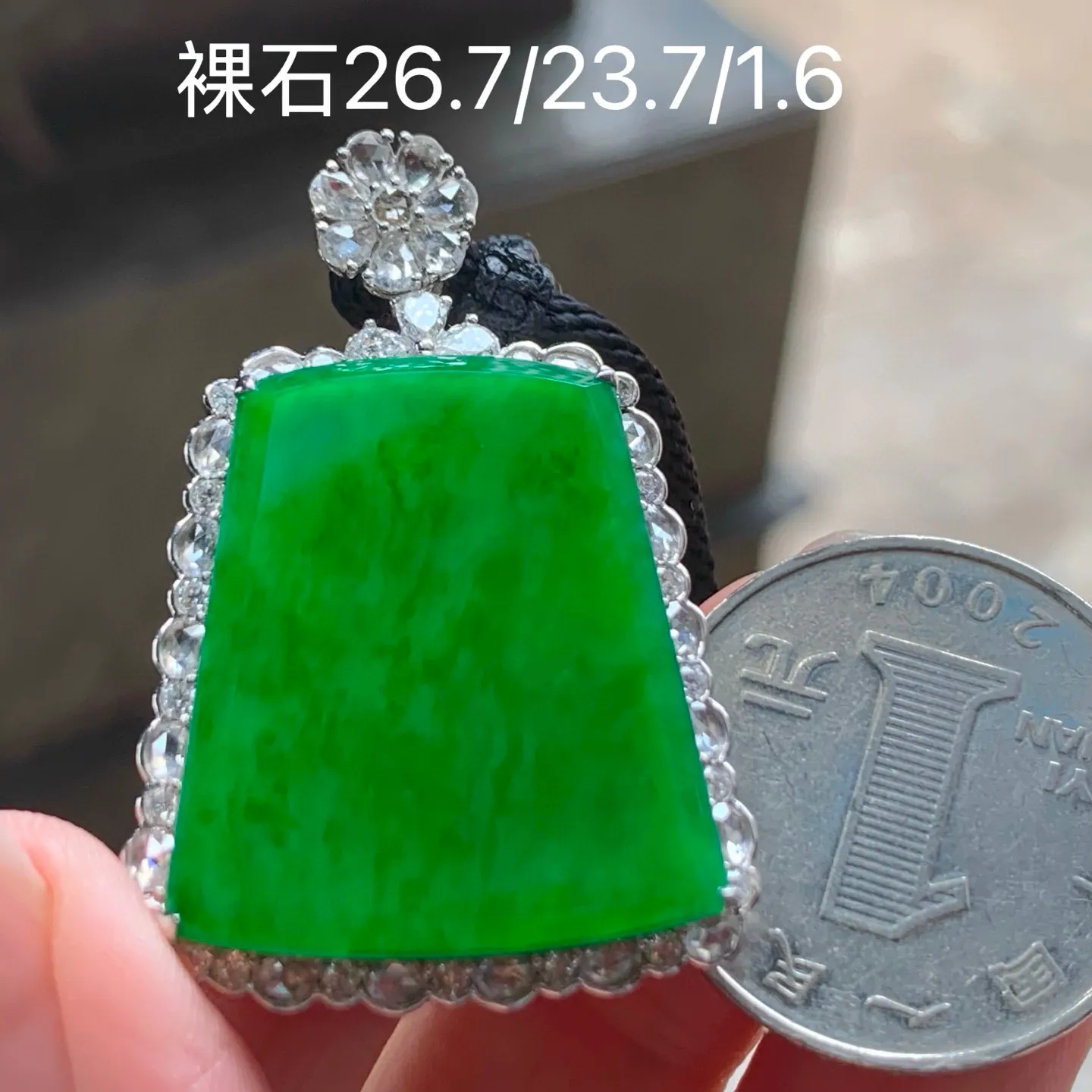 冰种辣绿无事牌
真金镶嵌 大气