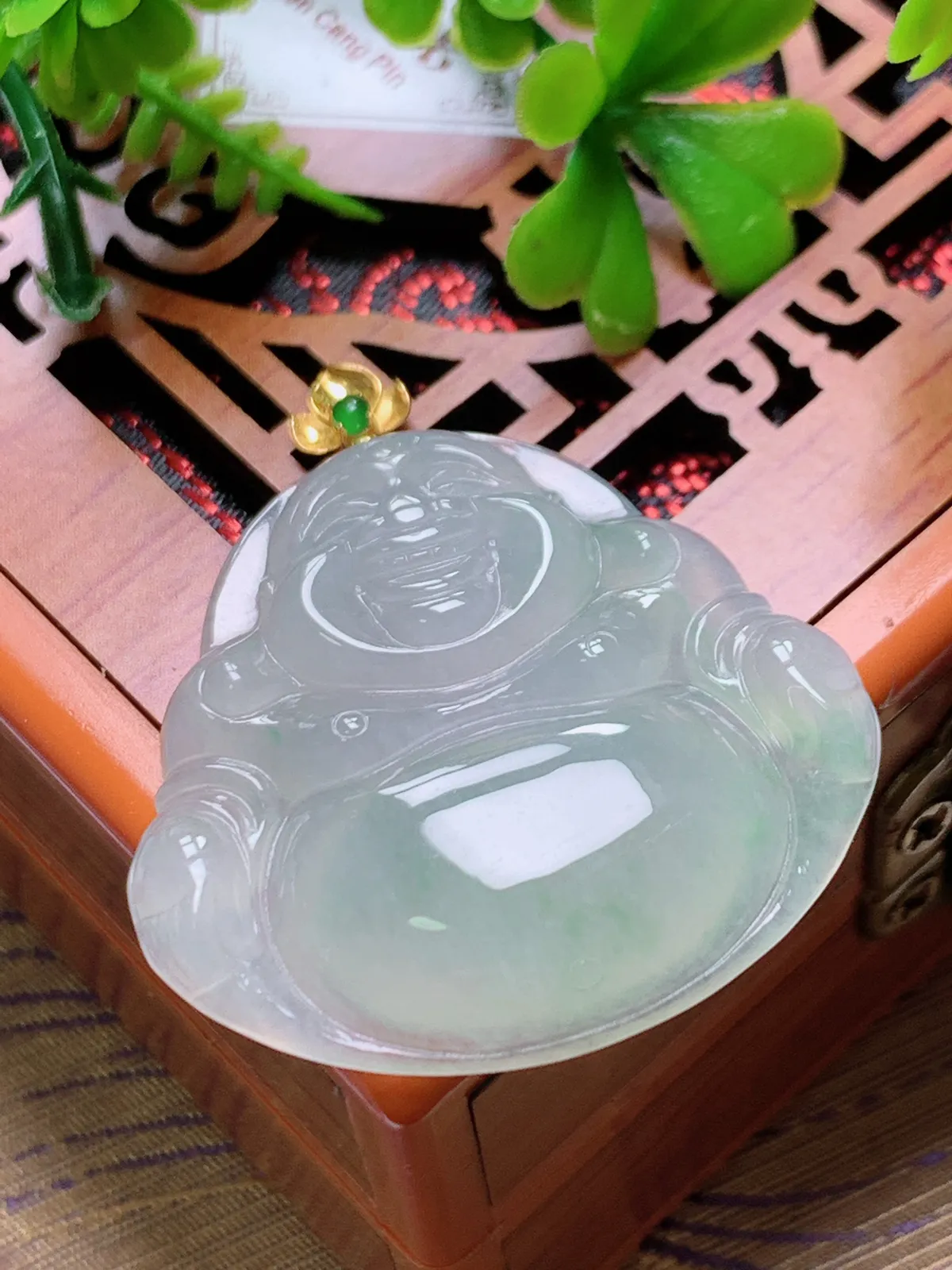 精品推荐，缅甸天然A货翡翠，18K金扣镶嵌冰种飘绿佛公吊坠，种水好，颜色鲜艳，玉质水润细腻，工艺精湛