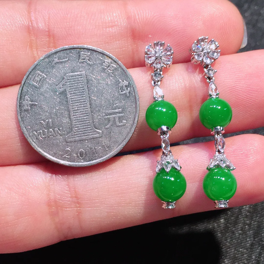 阳绿珠子耳坠，色泽均匀艳丽，玉质细腻，荧光感超
强，饱满圆润，气质满满。18k
金豪华镶嵌