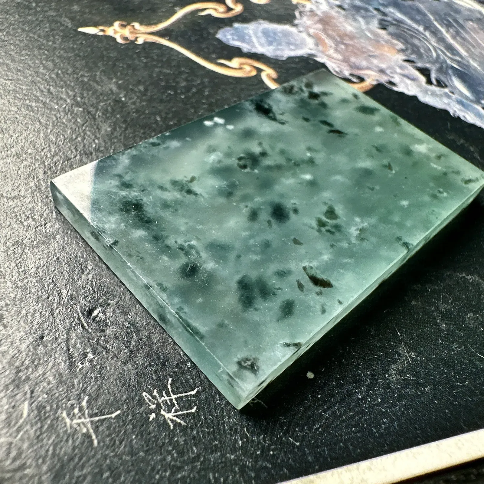 【冰种飘花无事牌】质地细腻，冰度很足，种相当老，通透纯净，起光，意境感强烈