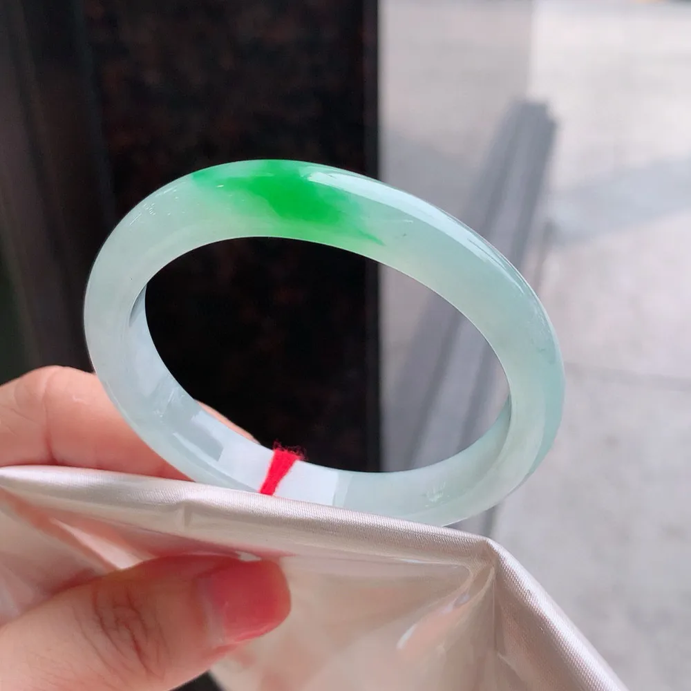 贵妃高冰阳绿 无瑕 尺寸:54.4/47.8/10/7.1 种色俱佳