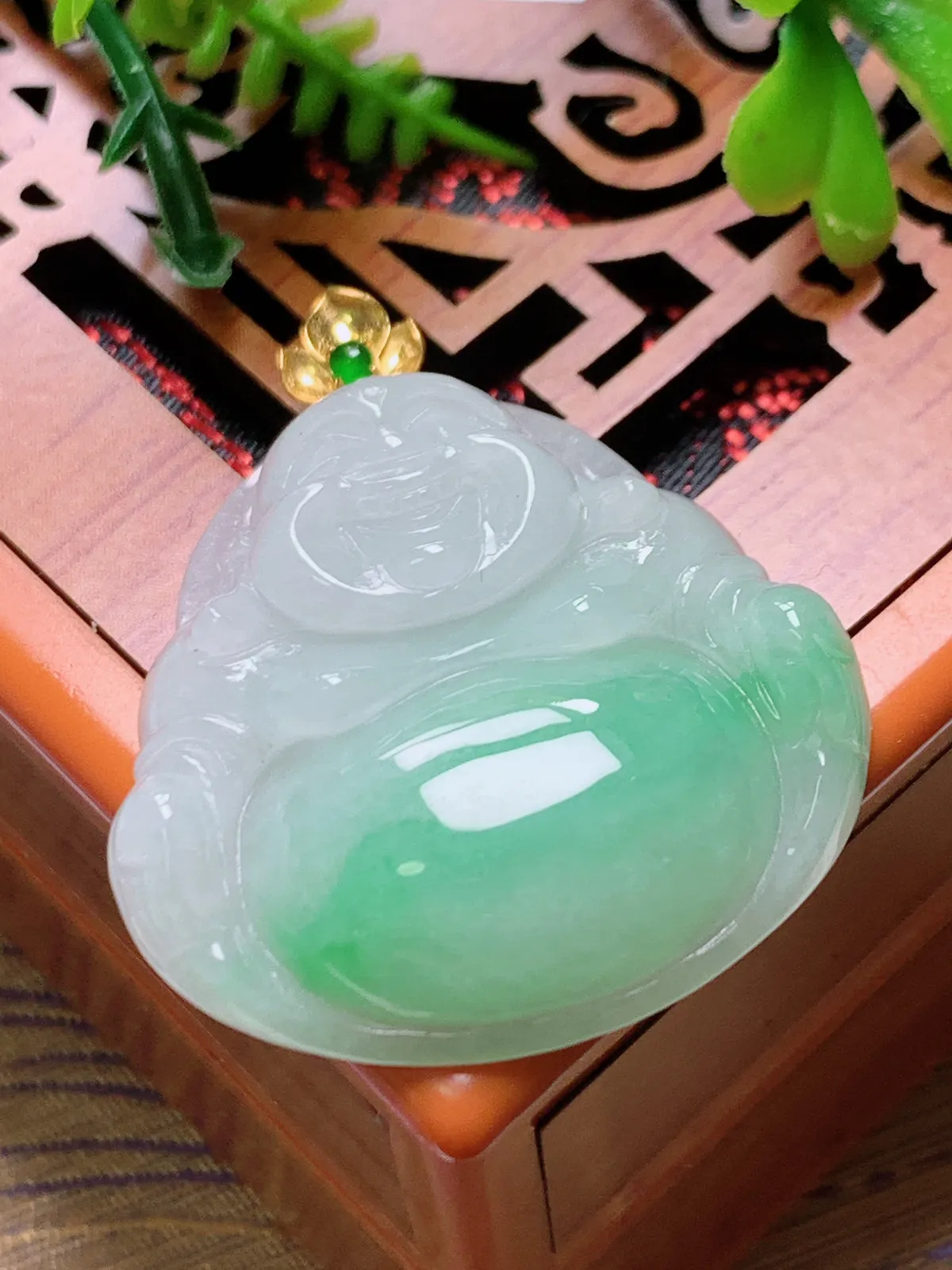 精品推荐，缅甸天然A货翡翠，18K金扣镶嵌飘绿佛公吊坠，种水好，颜色鲜艳，玉质水润细腻，工艺精湛，佩
