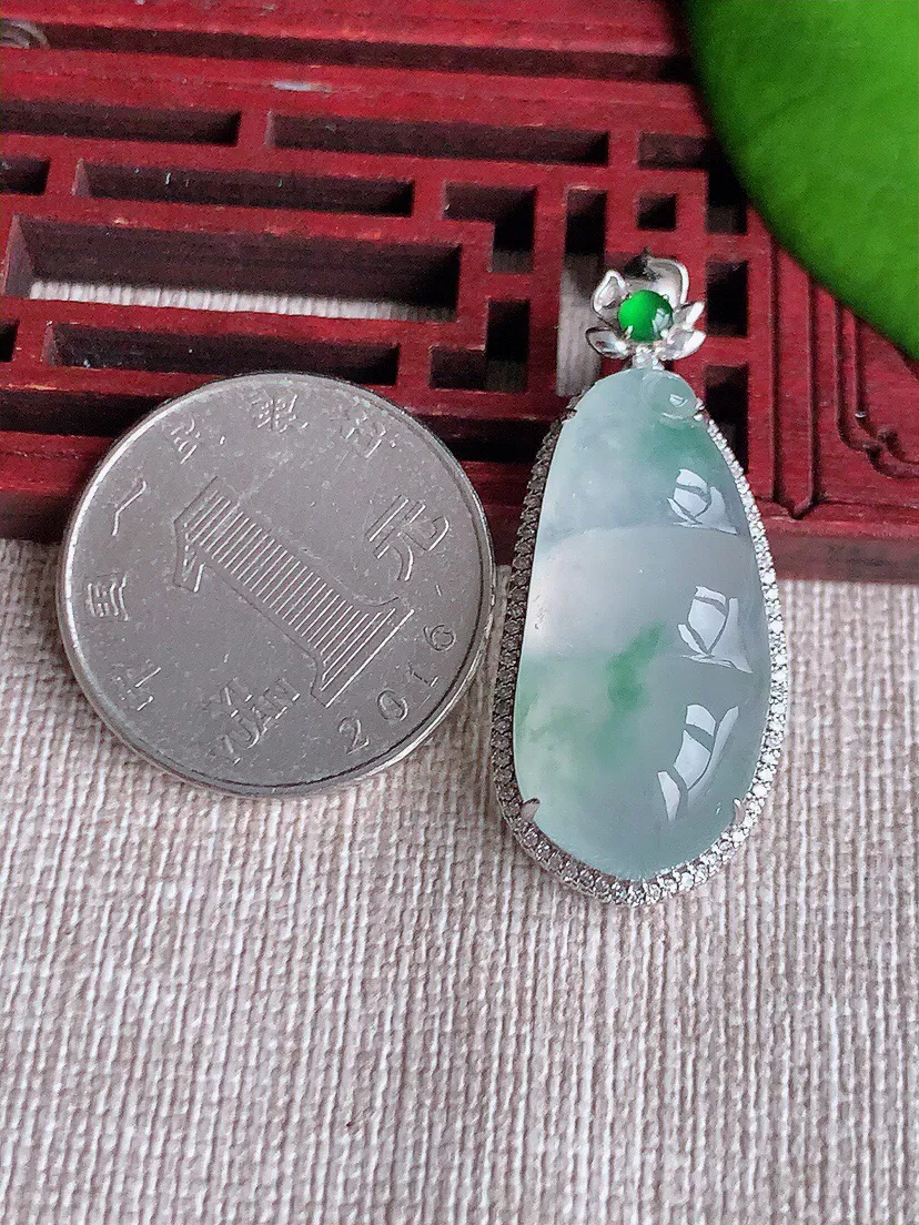 a货翡翠老坑冰种18K金伴钻镶嵌飘花四季豆福豆平安豆吊坠 尺寸37.8×15.8×10裸石28×13.4mm 重量6.92g 0614