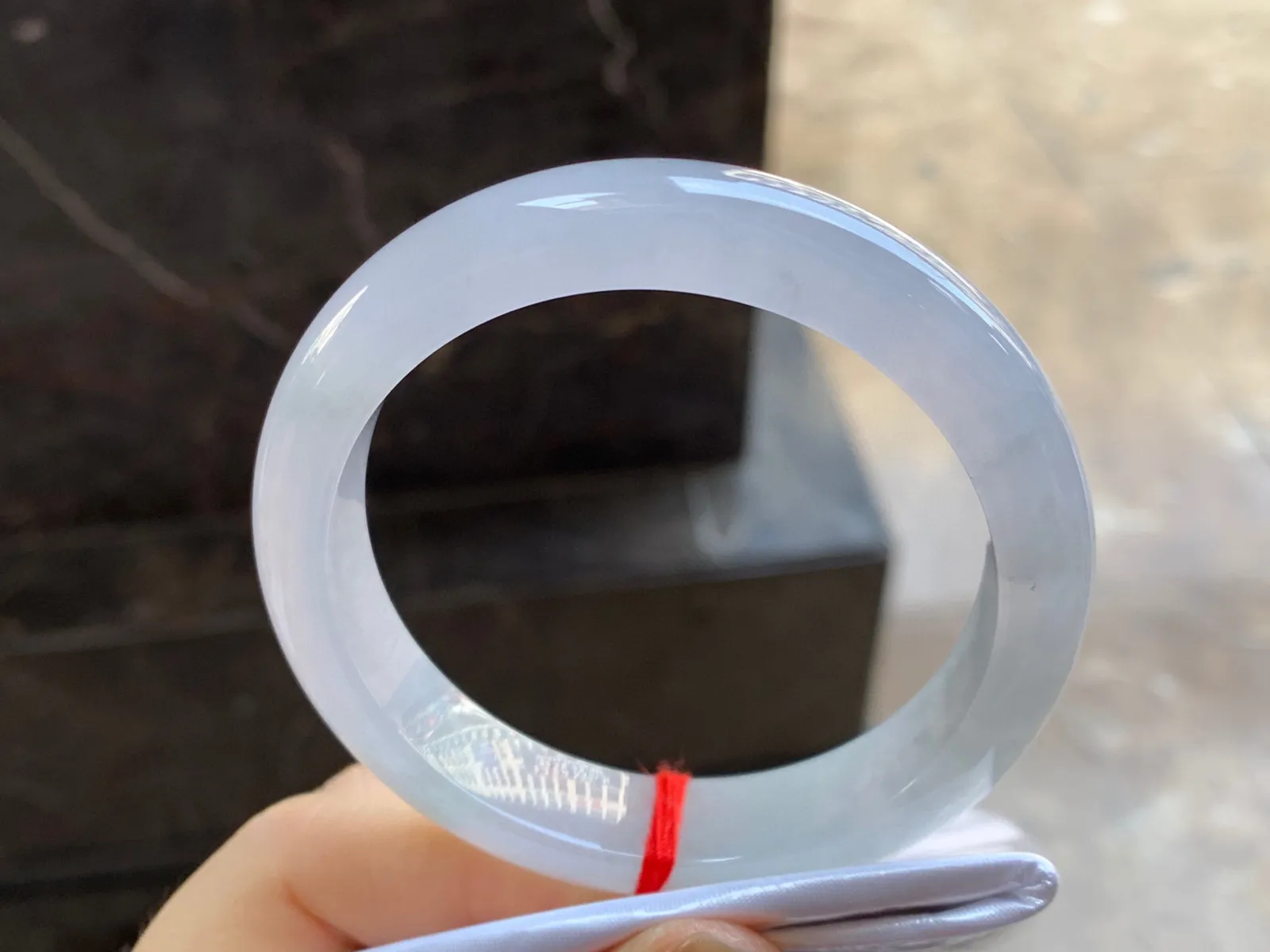 冰种手镯
尺寸：56-12.5-8.5mm
冰味十足～很耐看的料子上手好看 微棉